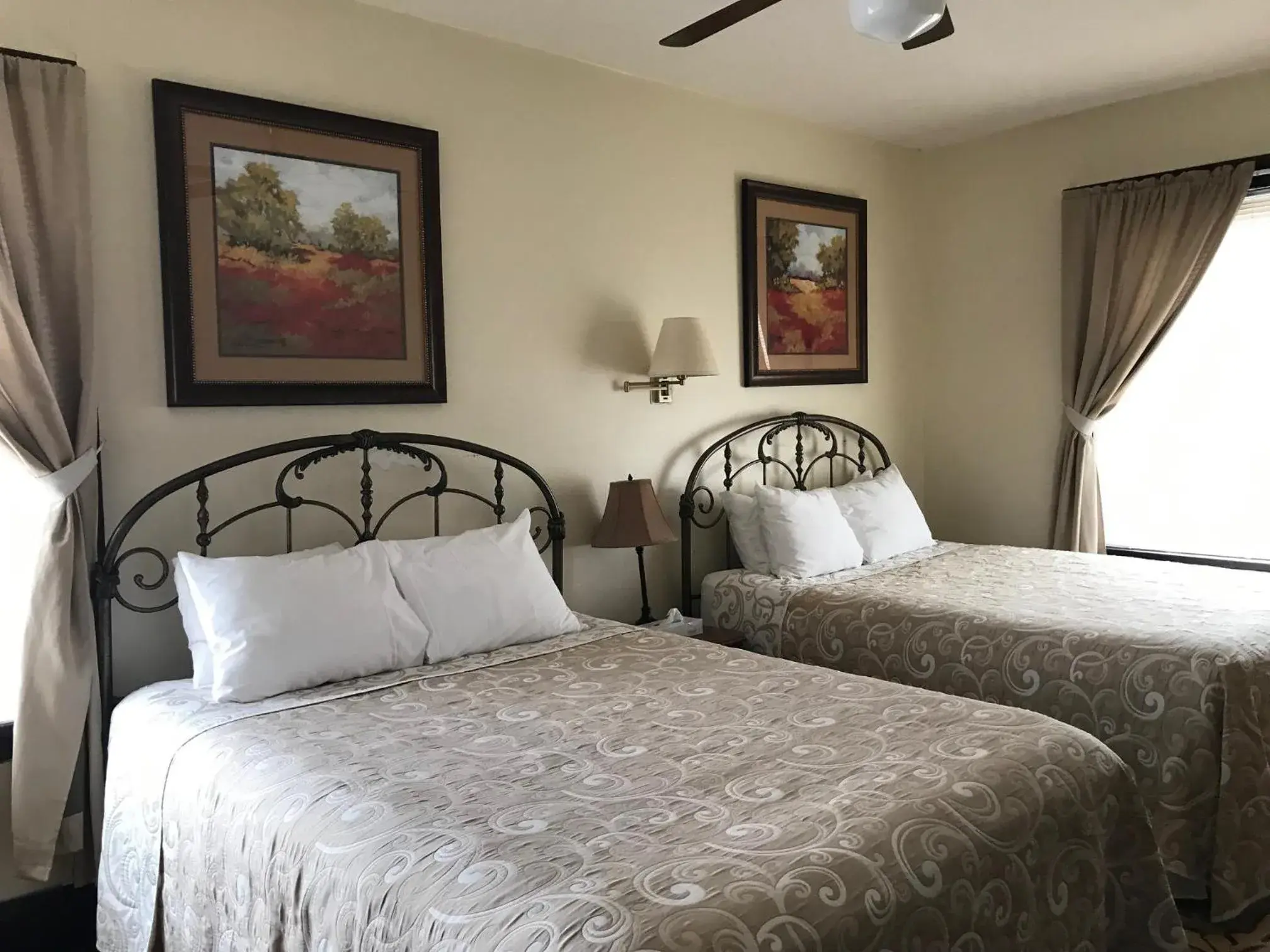 Bed in Riverside Hot Springs Inn & Spa - Adults Only Bed in Riverside Hot Springs Inn & Spa - Adults Only