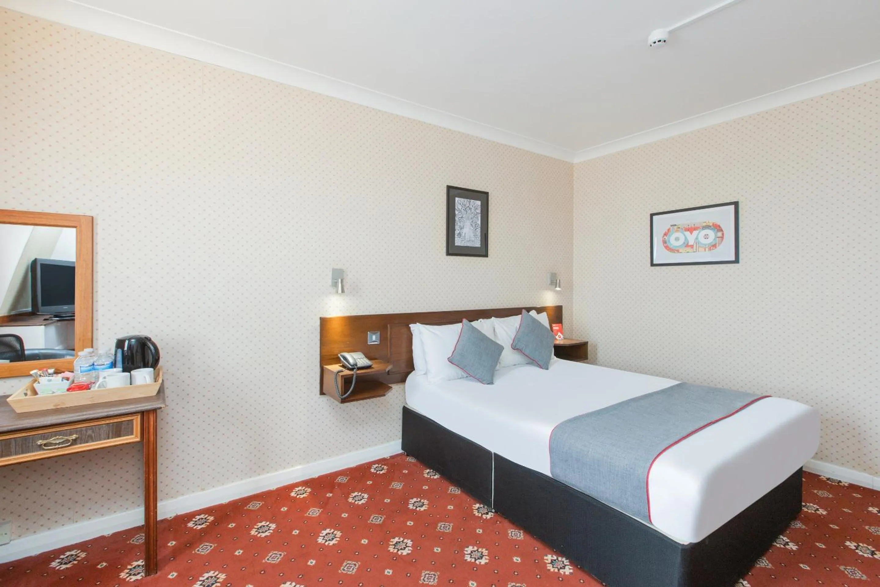 Bedroom, Bed in OYO Stade Court Hotel