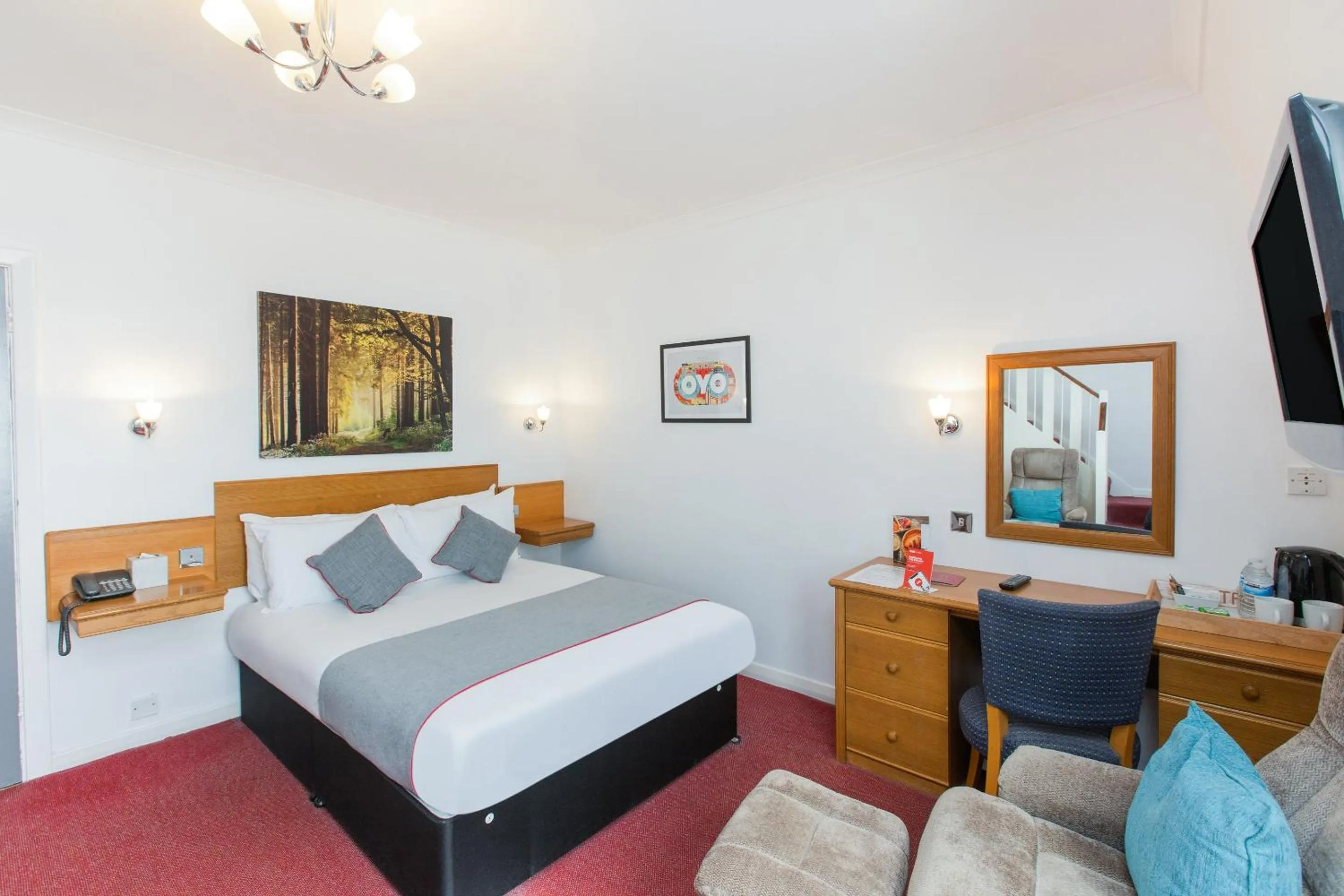 Bedroom, Bed in OYO Stade Court Hotel