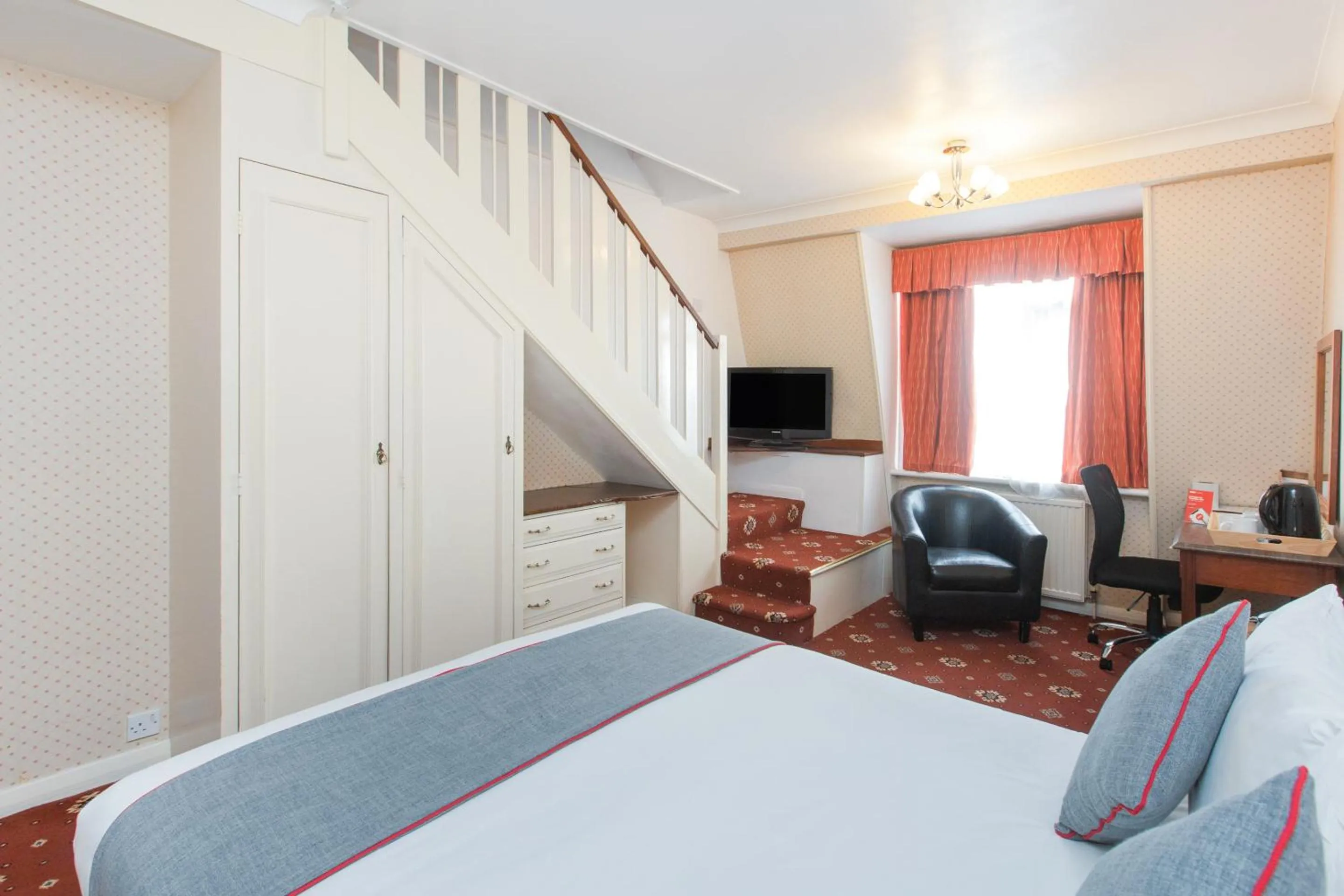 Bedroom, Bed in OYO Stade Court Hotel