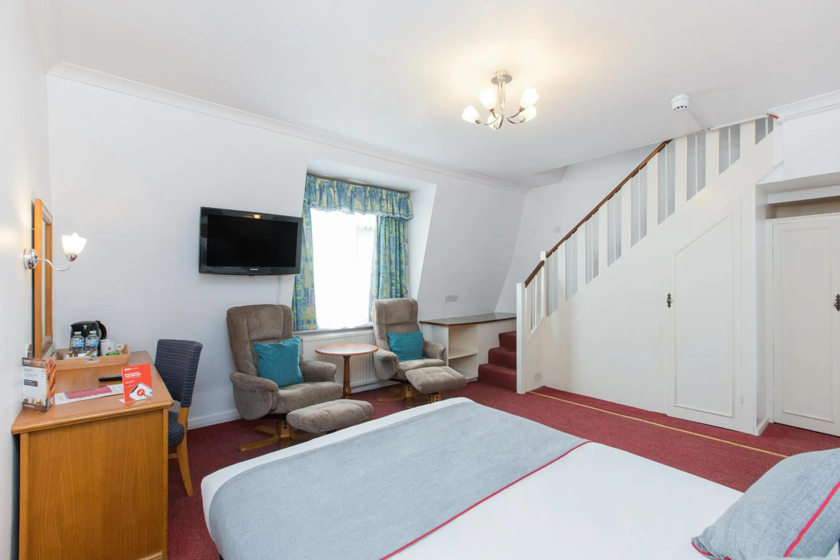 Bedroom, Bed in OYO Stade Court Hotel