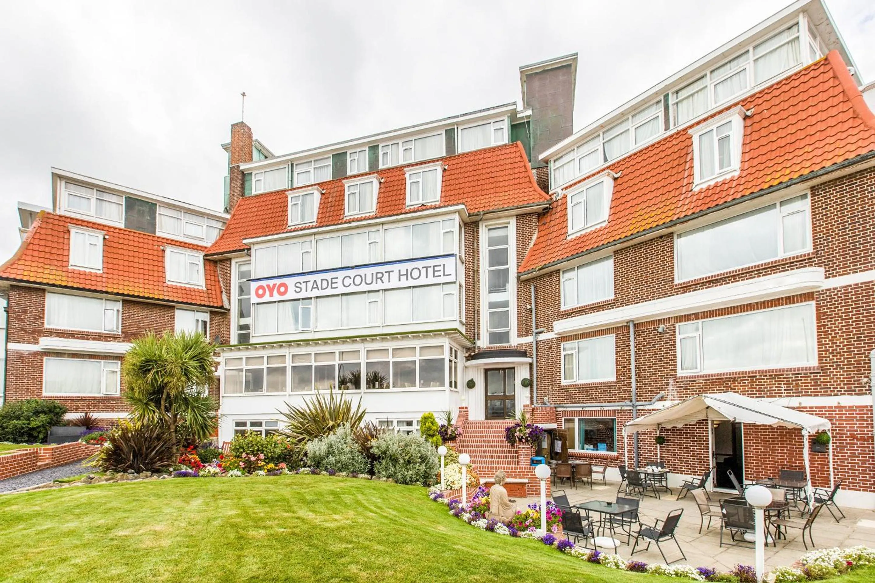 Facade/entrance in OYO Stade Court Hotel