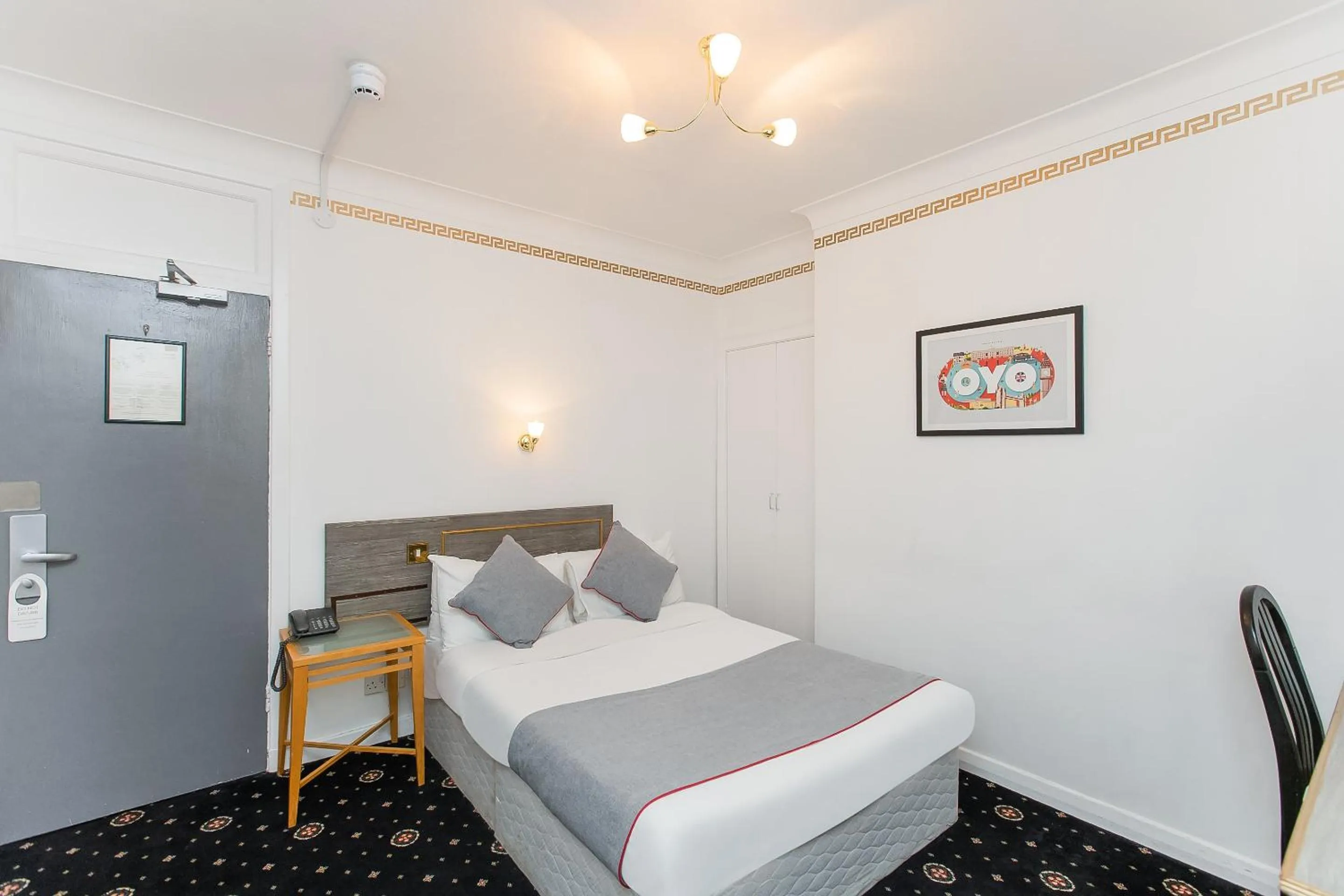 Bedroom, Bed in OYO Stade Court Hotel