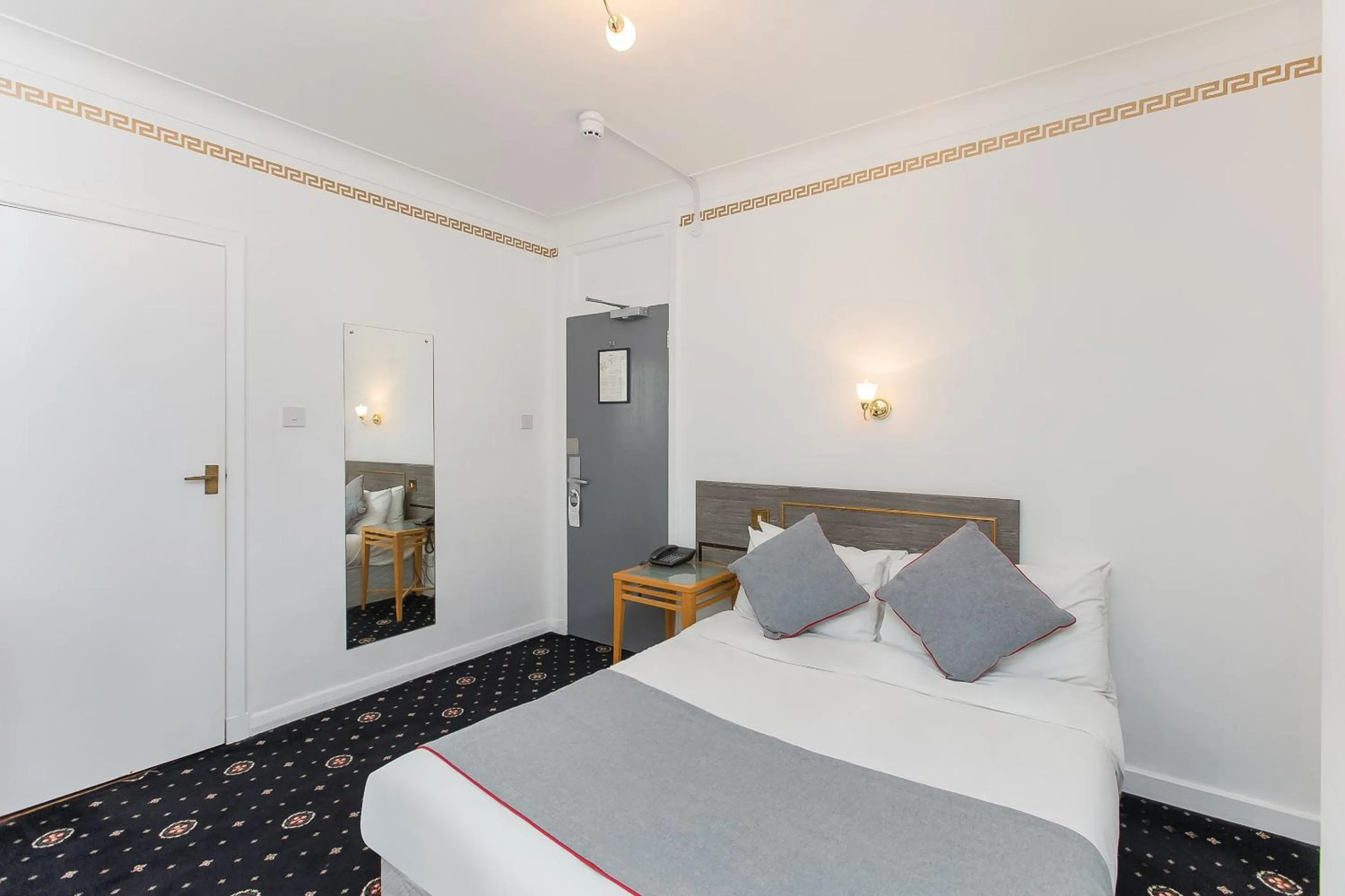 Bedroom, Bed in OYO Stade Court Hotel