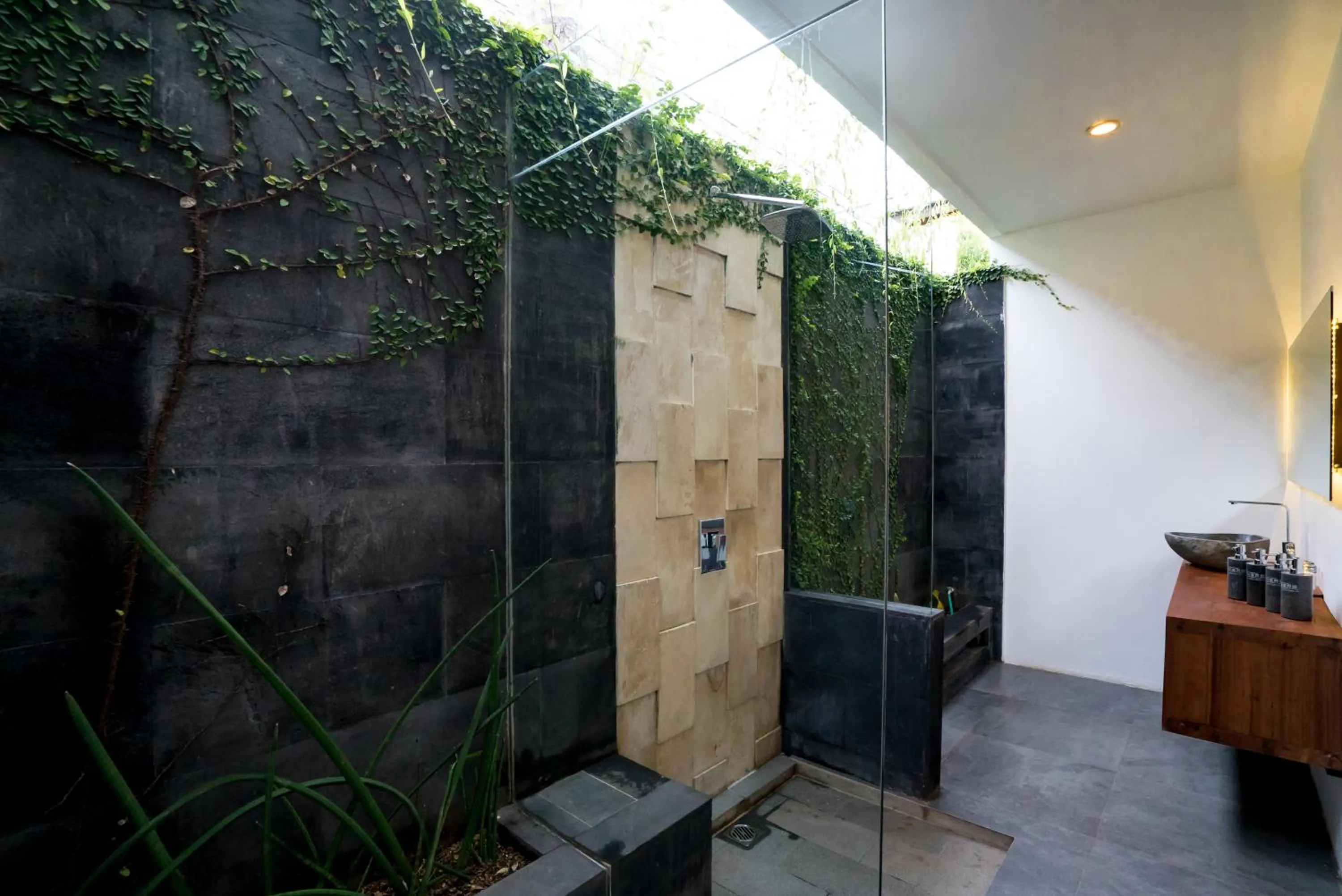 Shower in Villa Nero