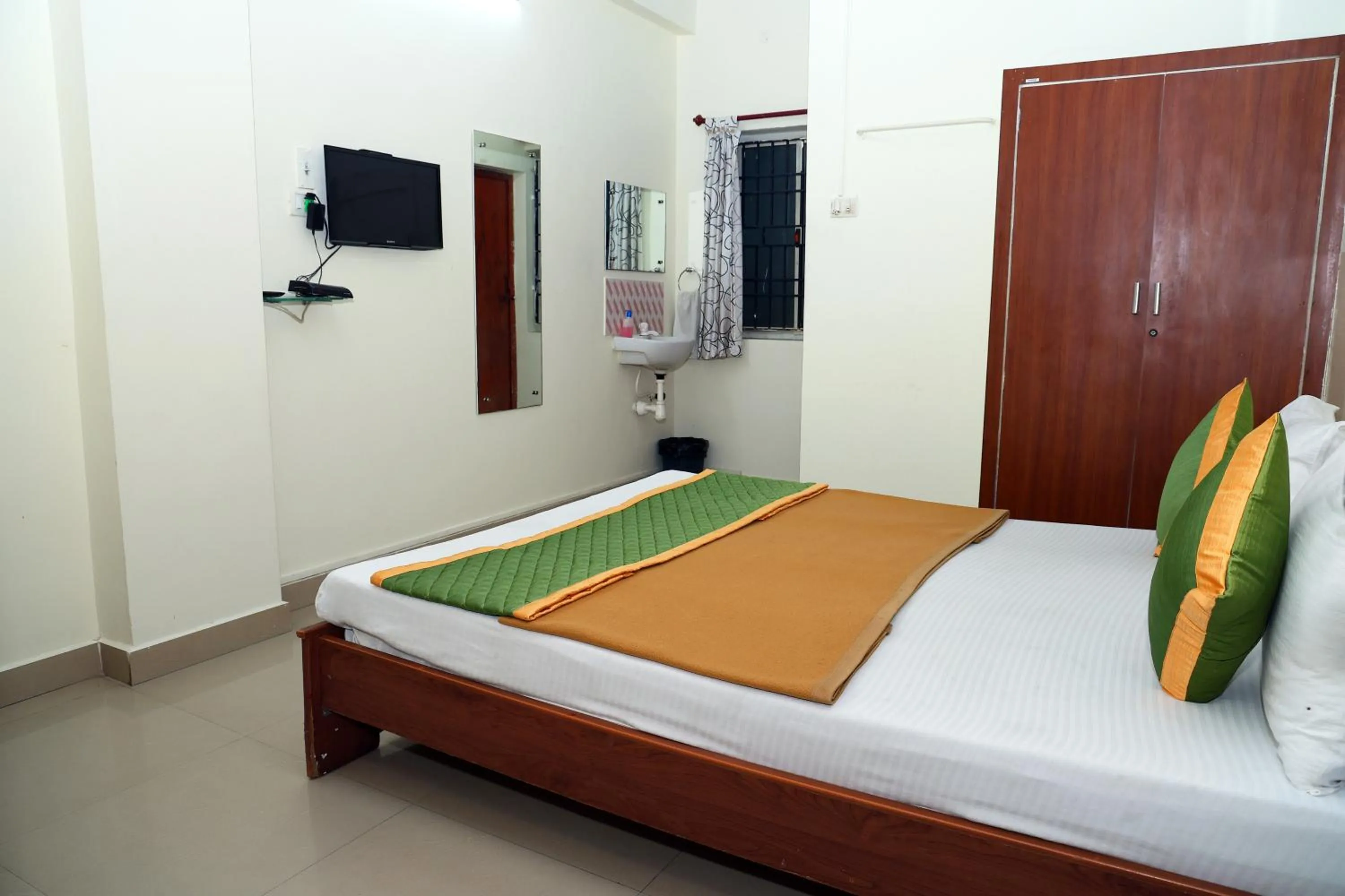 Bedroom, Bed in Royal Green Accommodation Chennai Airport