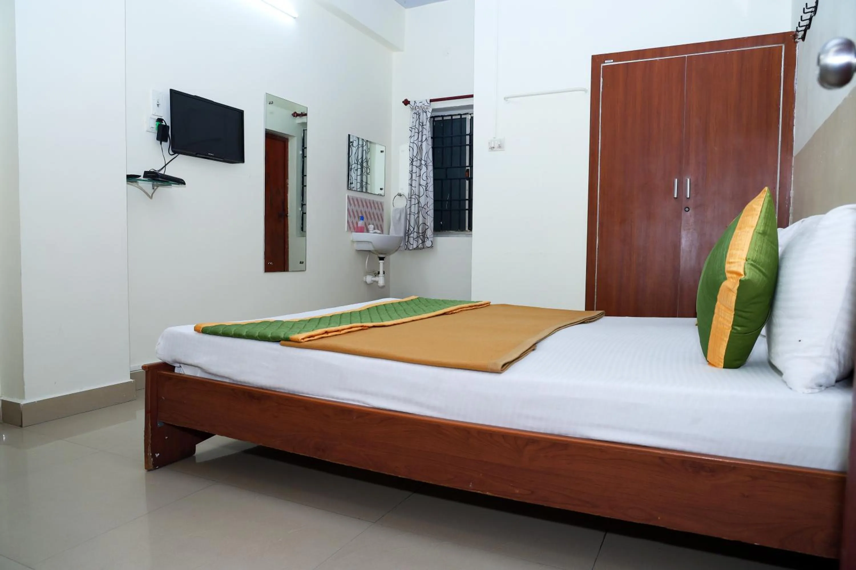 Bedroom, Bed in Royal Green Accommodation Chennai Airport