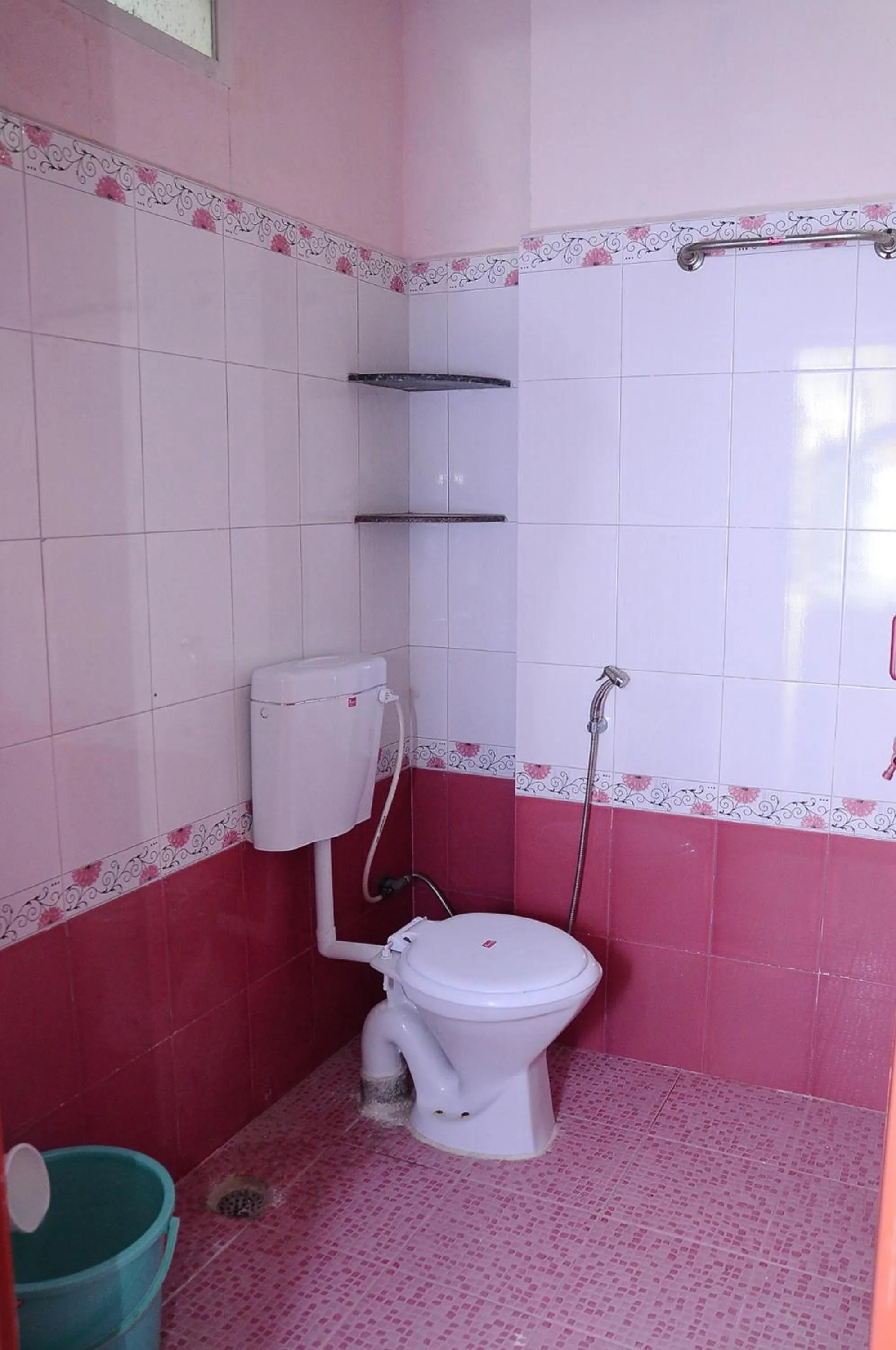 Toilet in Royal Green Accommodation Chennai Airport