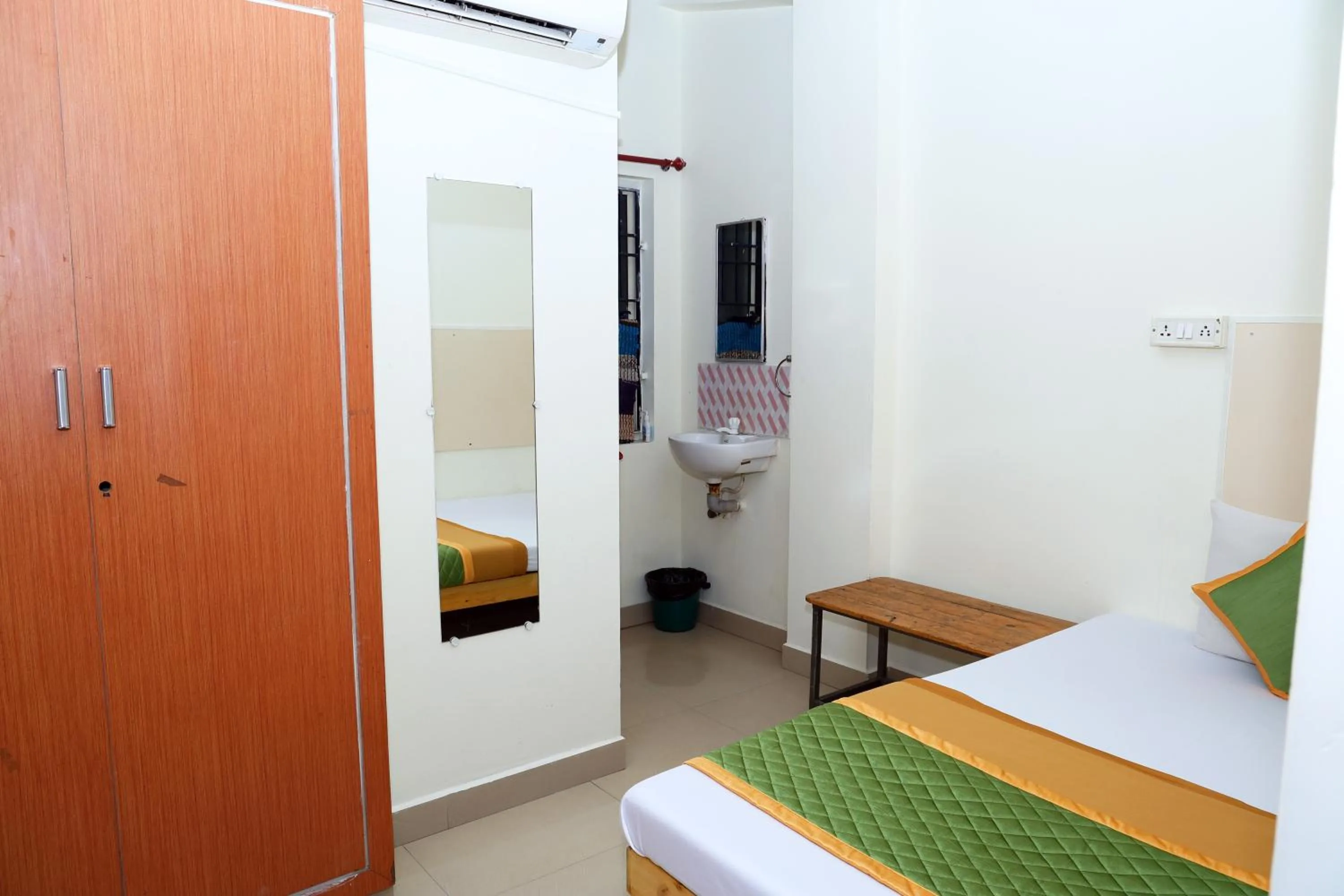 Bedroom, Bed in Royal Green Accommodation Chennai Airport