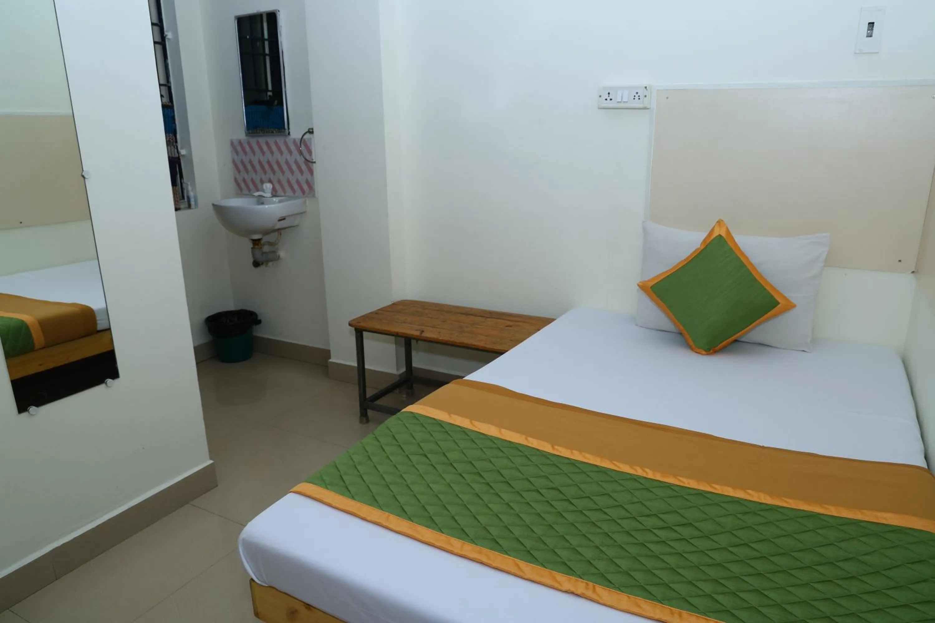 Bedroom, Bed in Royal Green Accommodation Chennai Airport