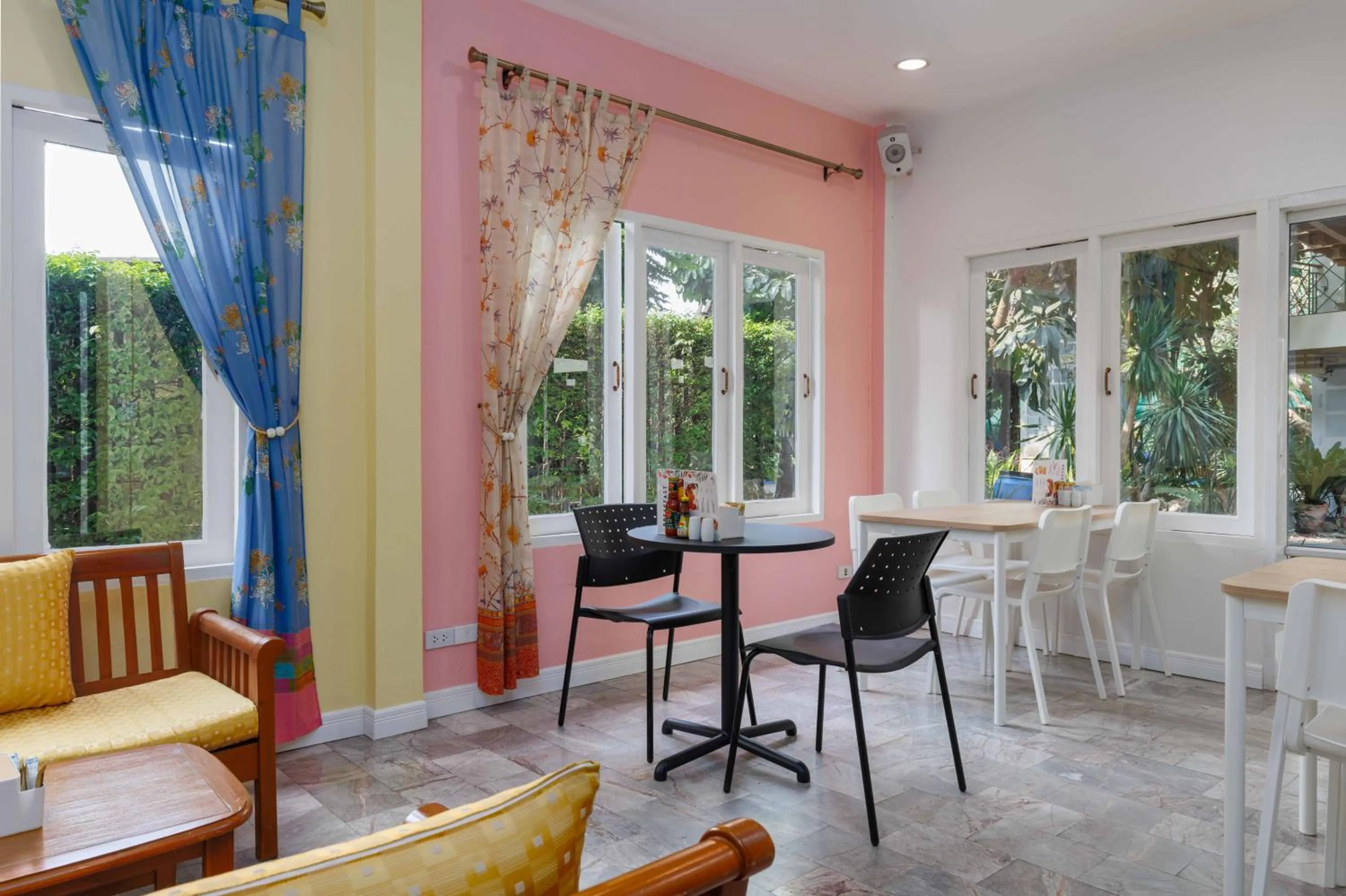 Dining area in Charlie House Pin Klao