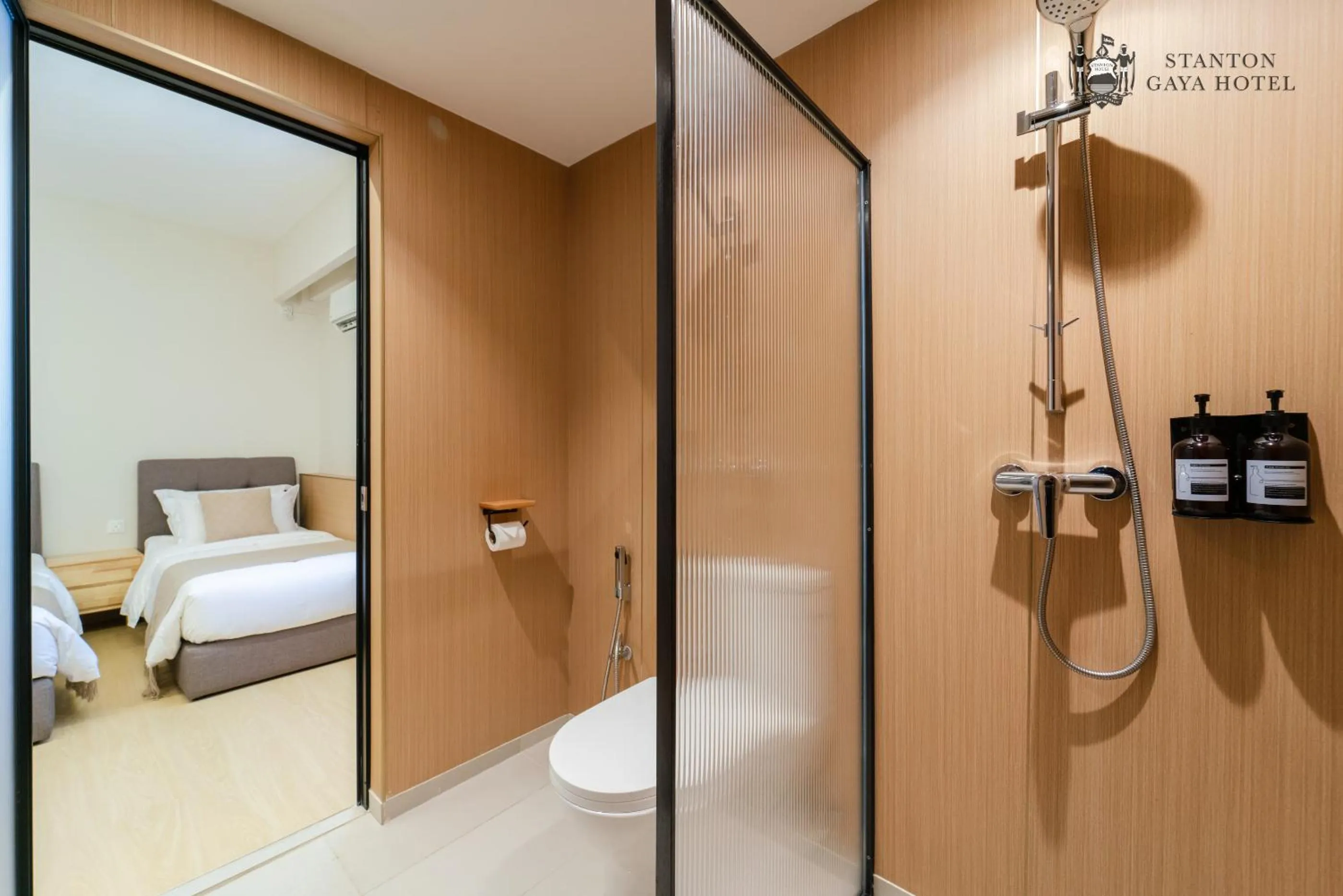 Toilet, Bed in Stanton Gaya Hotel