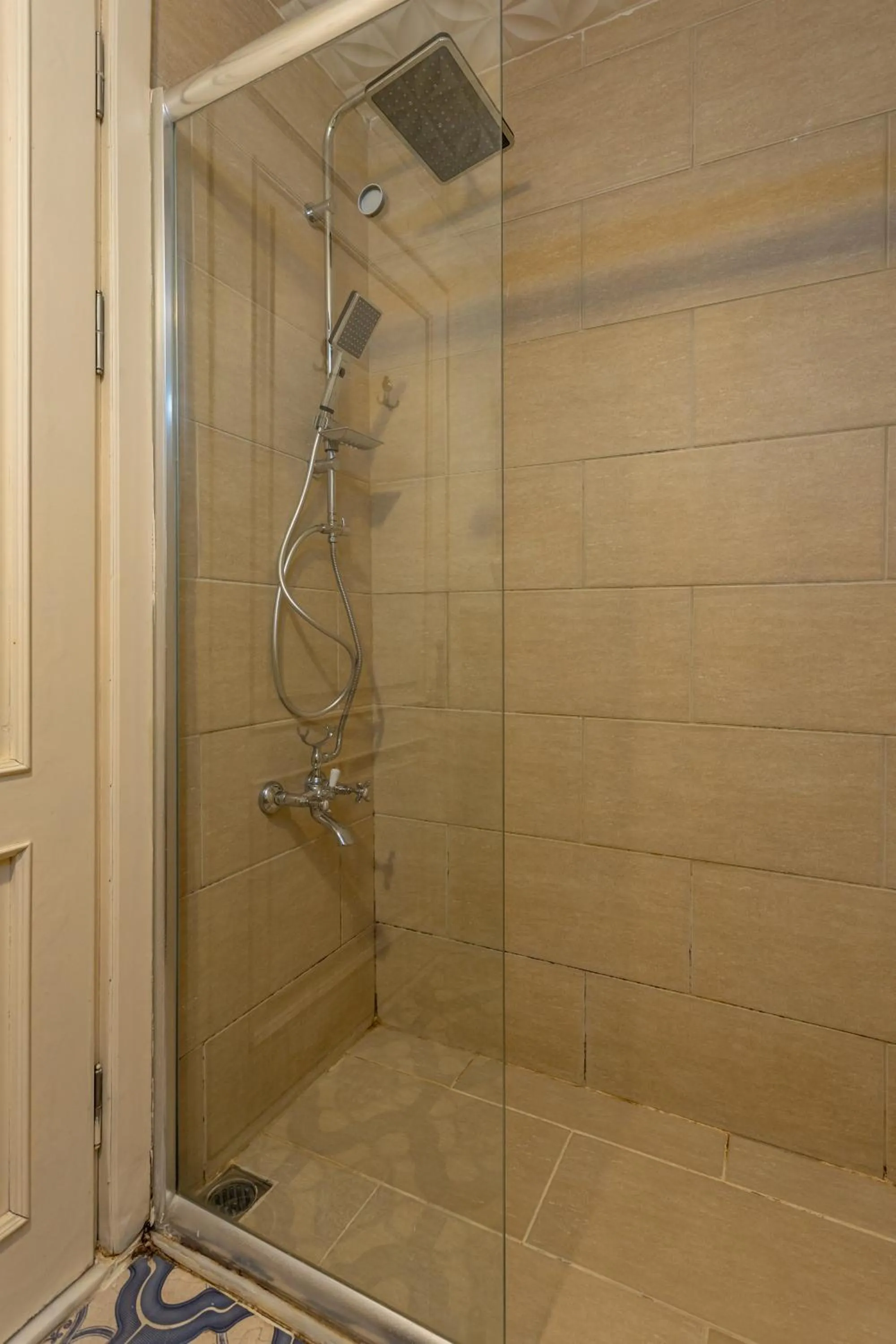 Shower in Ali Pasha Apartment