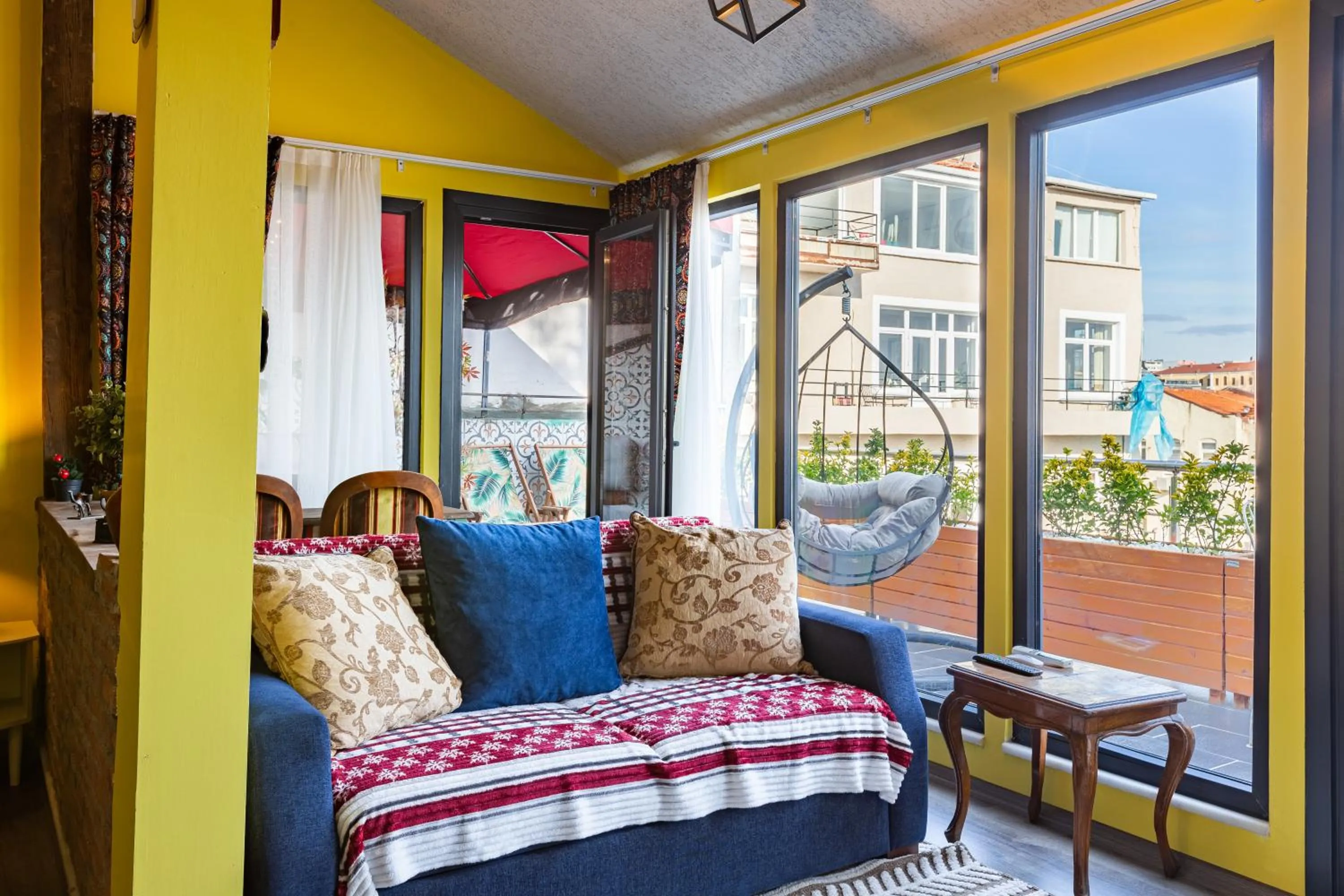 Seating area, Bed in Ali Pasha Apartment