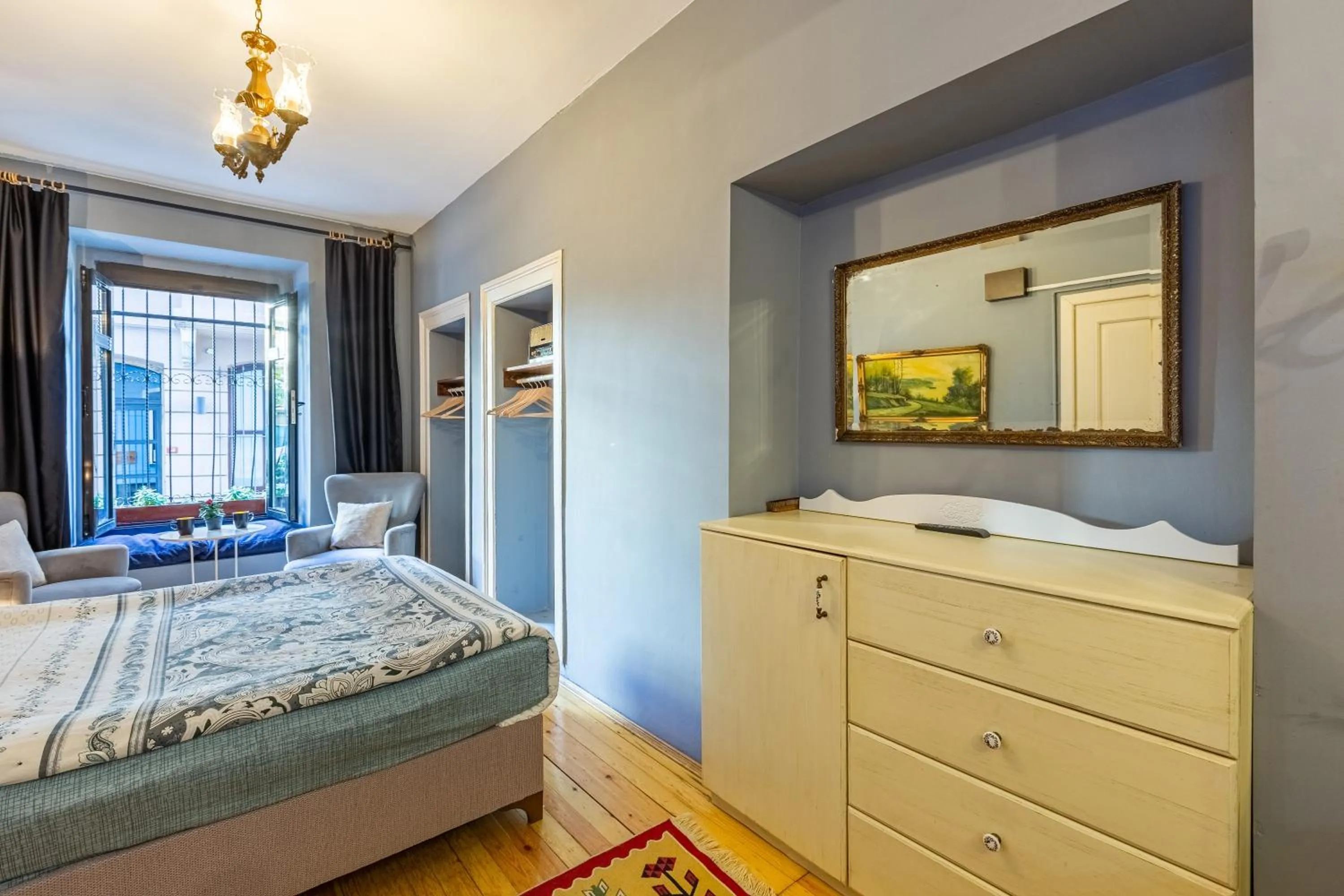 Seating area, Bed in Ali Pasha Apartment