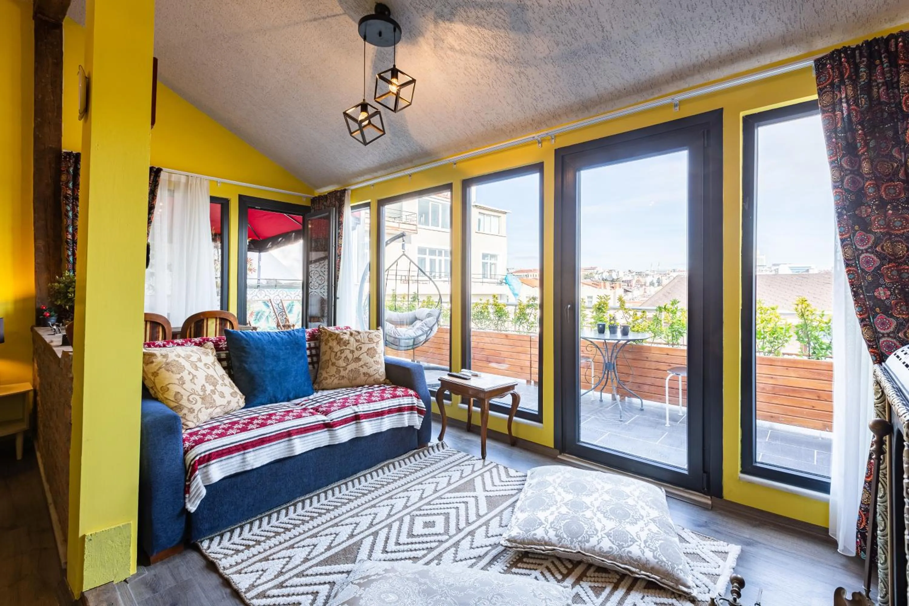 Seating area, Bed in Ali Pasha Apartment