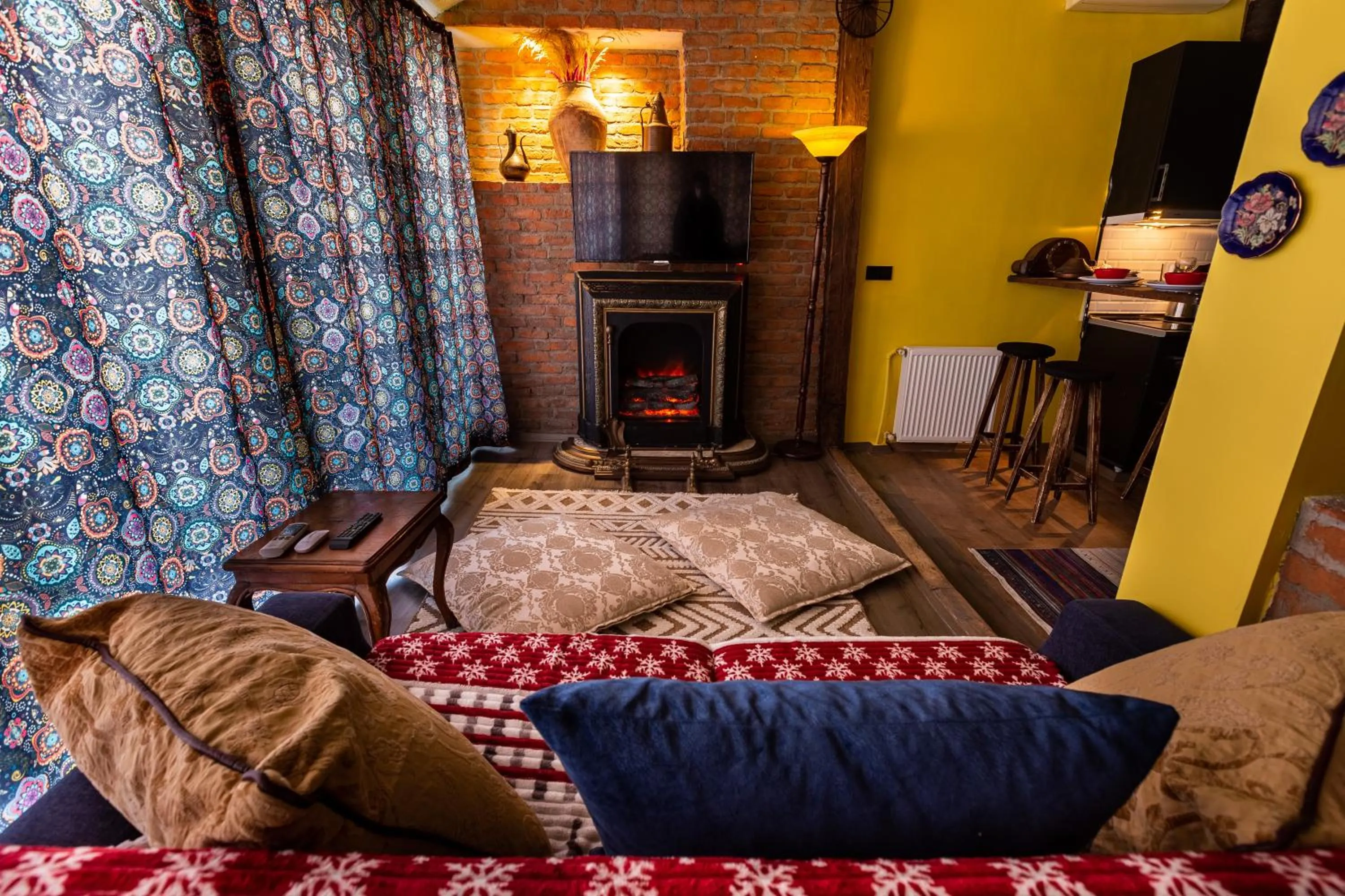 Seating area, Bed in Ali Pasha Apartment