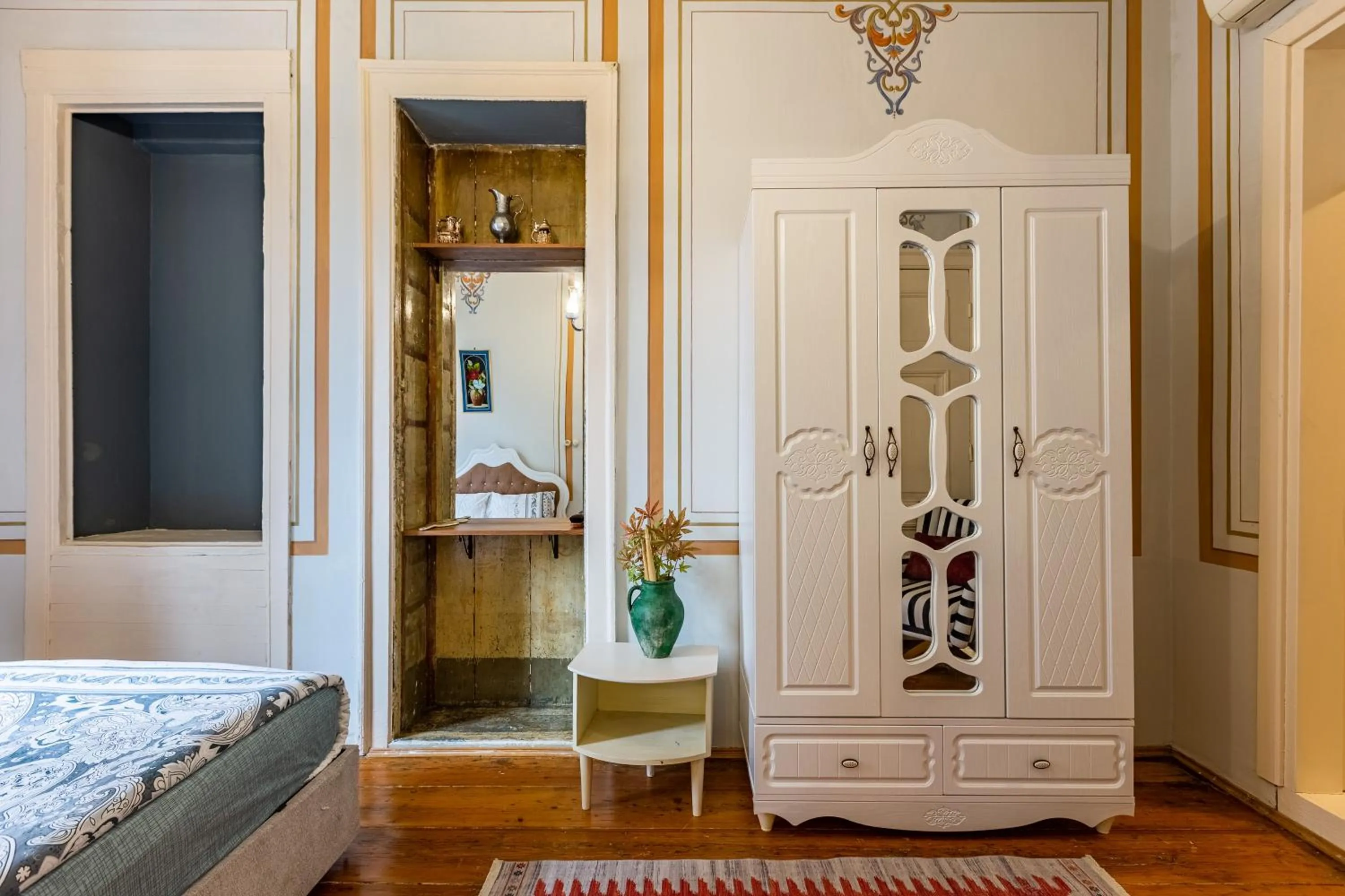 Bedroom, Bed in Ali Pasha Apartment