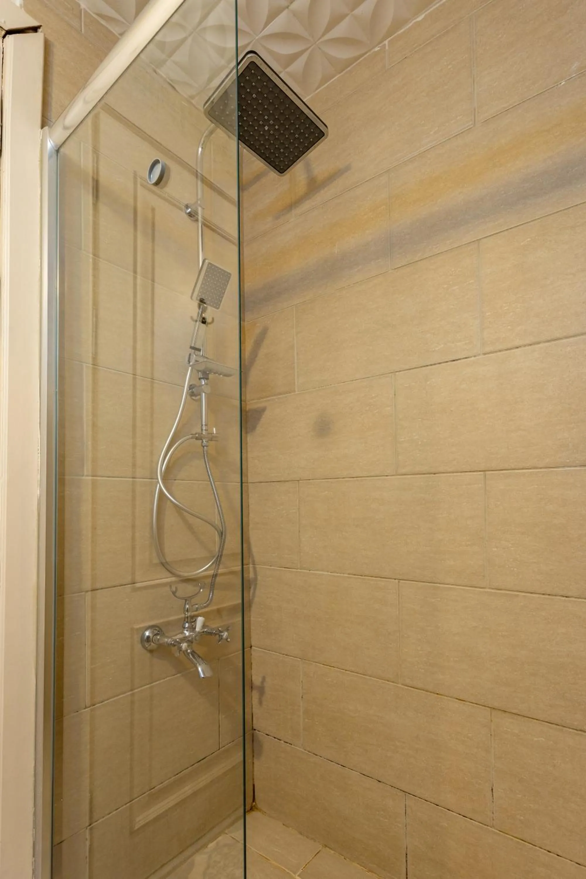 Shower in Ali Pasha Apartment