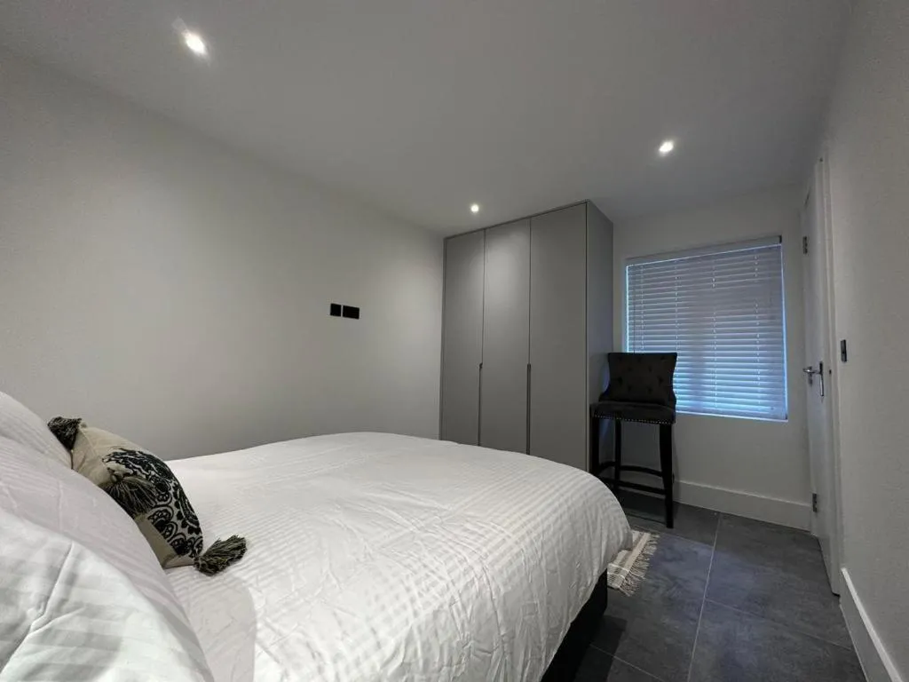 Two Bedroom House In Kilburn