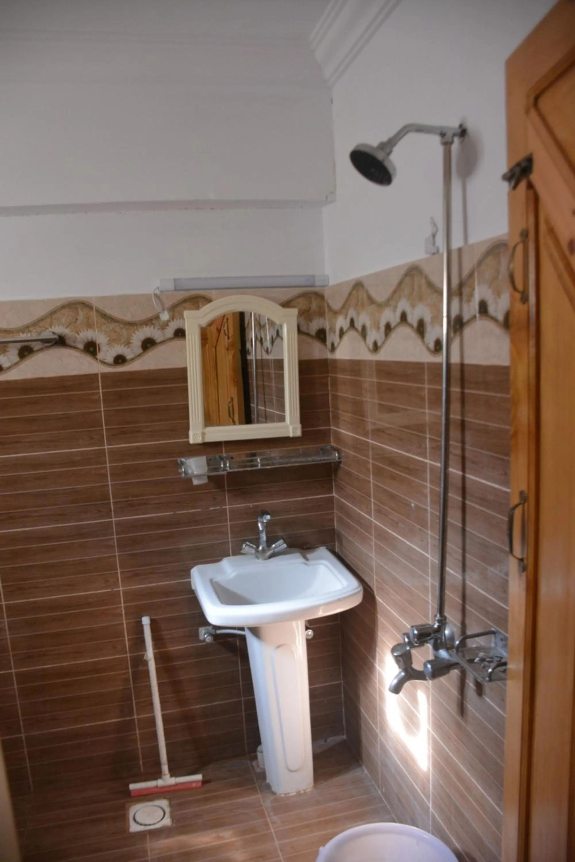 Shower in PC Green Hotel, Mahandri, Kaghan