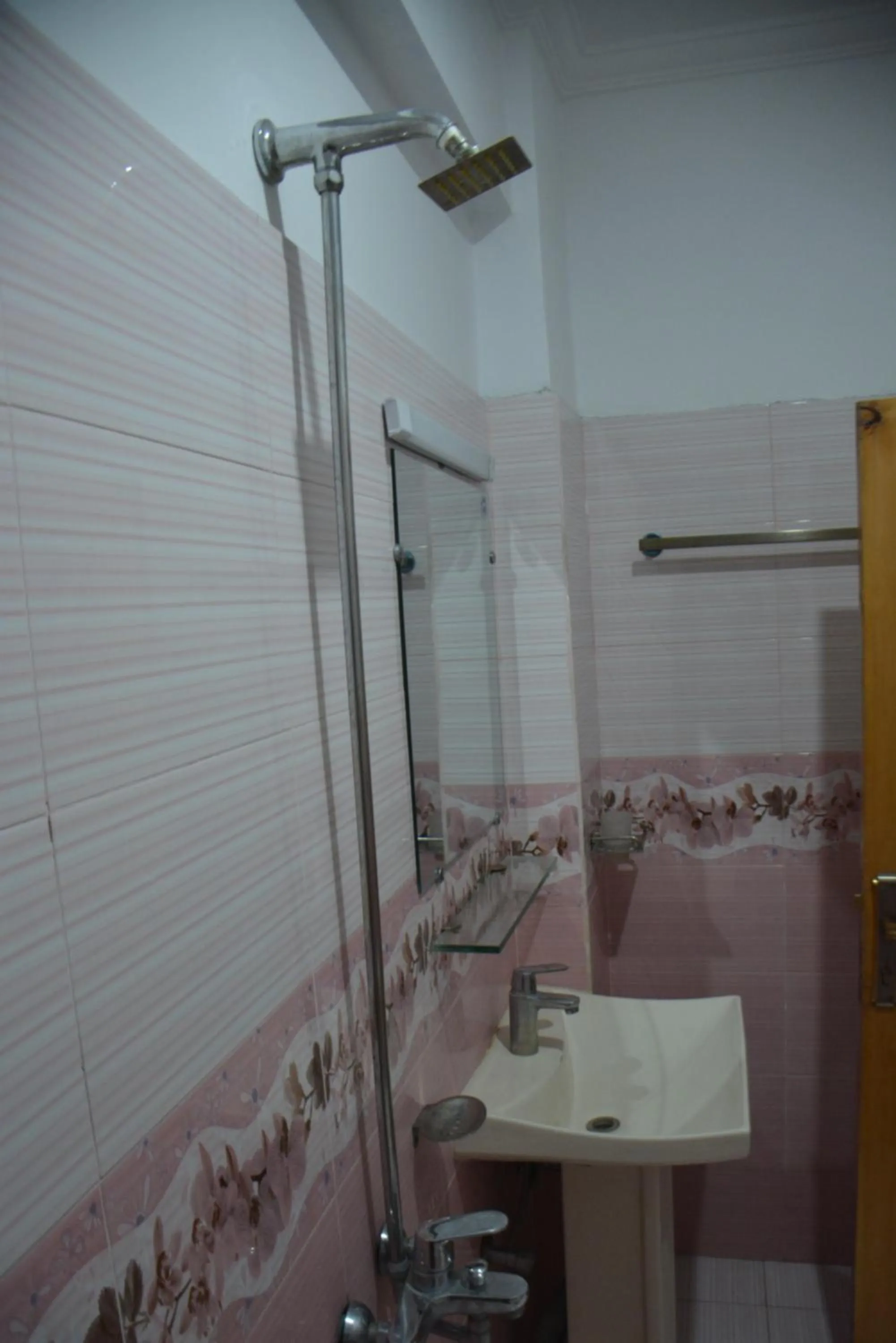 Shower in PC Green Hotel, Mahandri, Kaghan