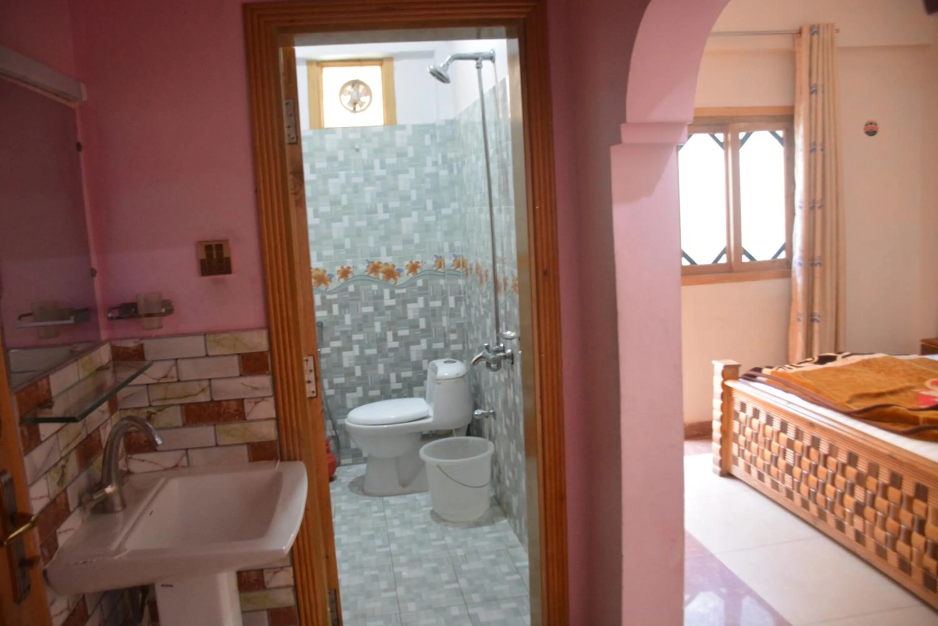 Shower in PC Green Hotel, Mahandri, Kaghan