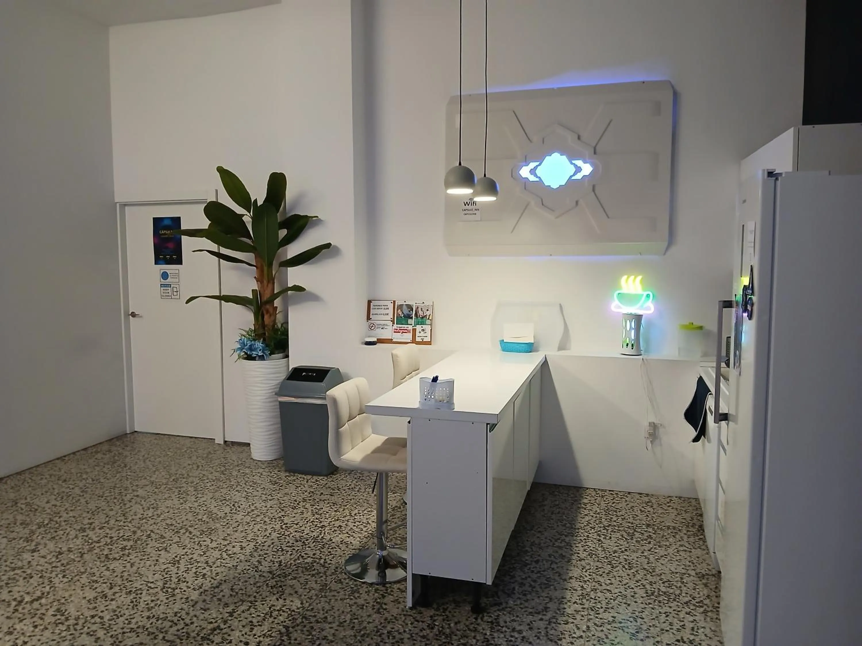 Communal kitchen in CAPSULE INN VALENCIA Hostel