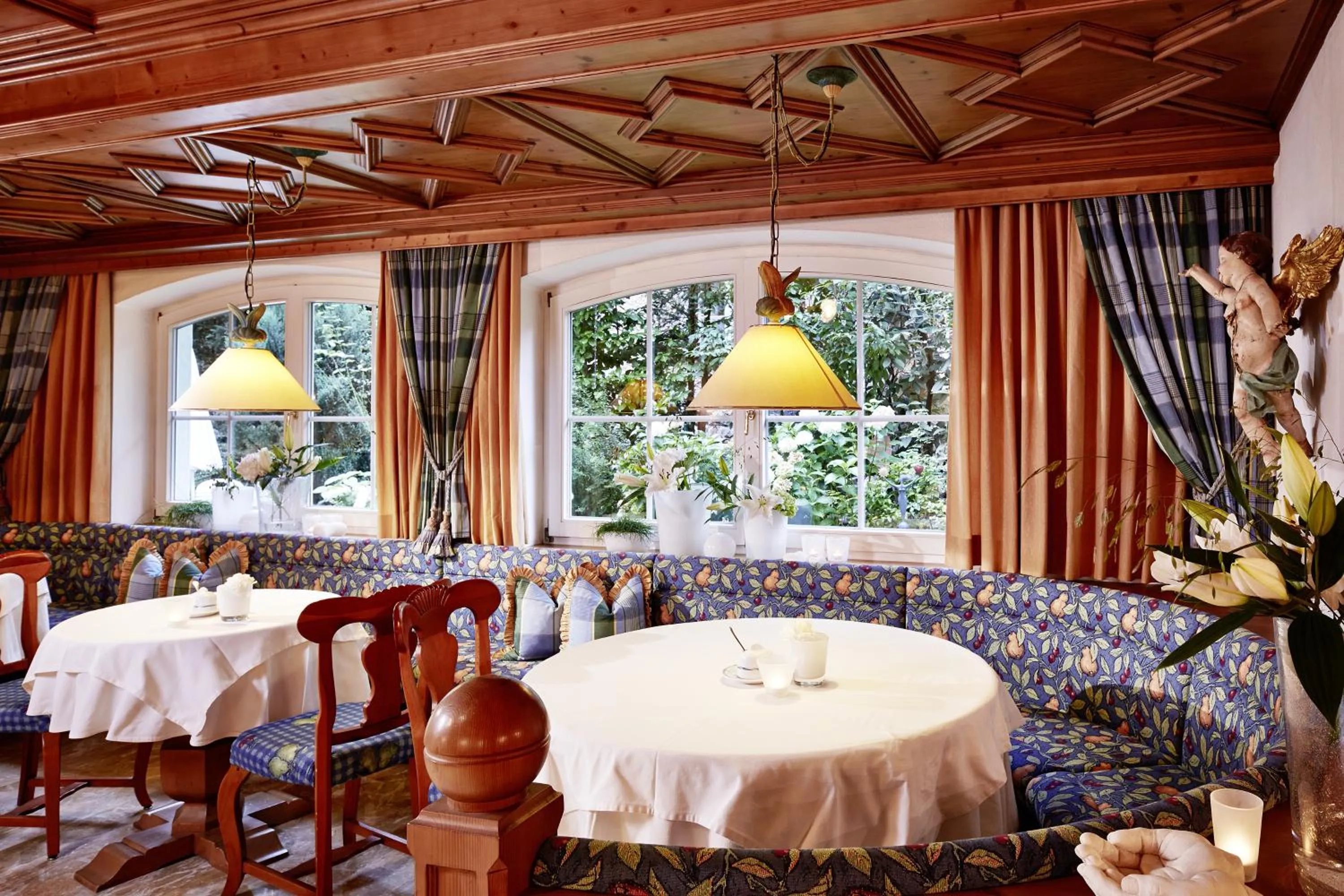 Restaurant/places to eat in Villa Angela