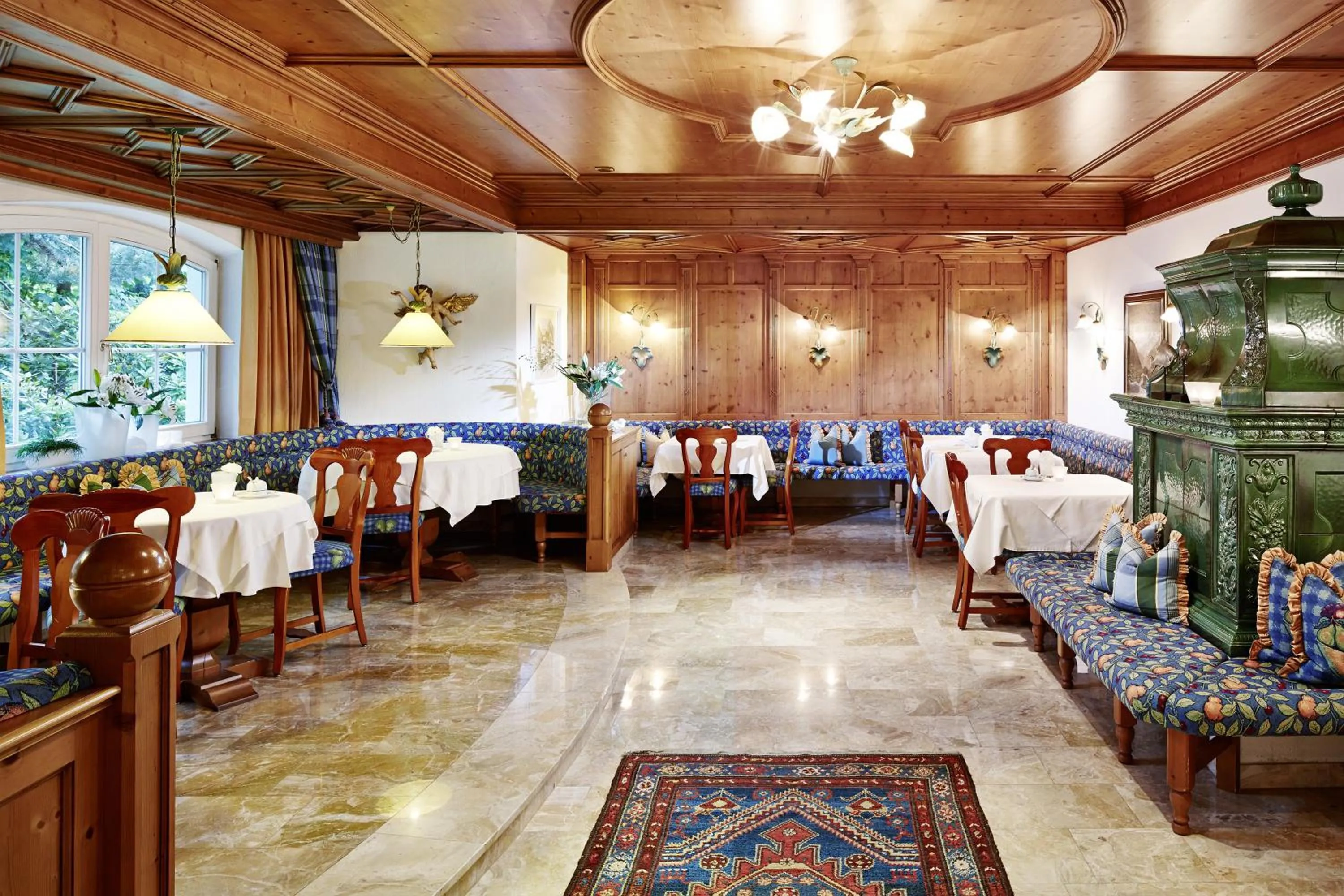 Restaurant/places to eat in Villa Angela