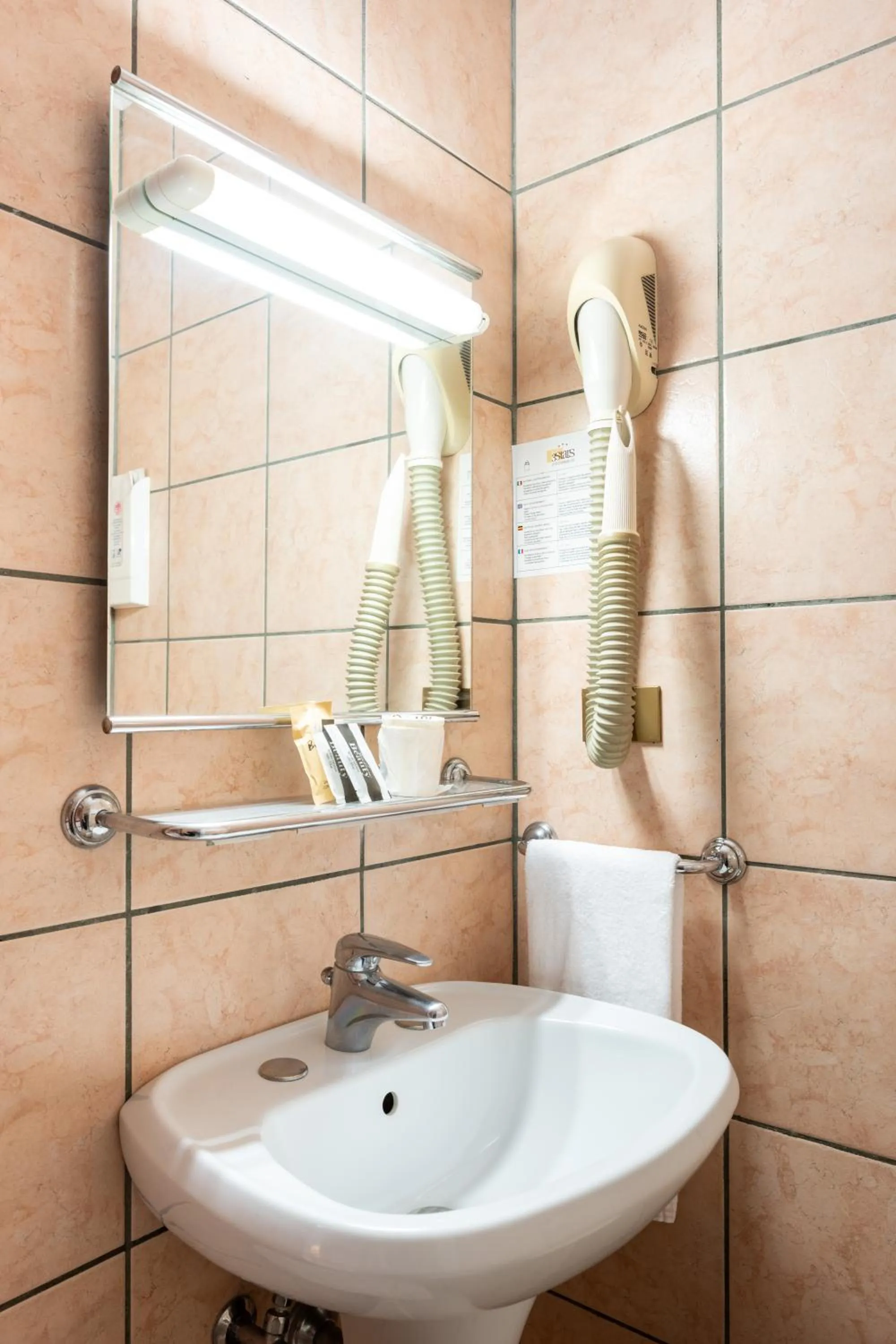 Shower in Camelia Rooms Venice Guesthouse