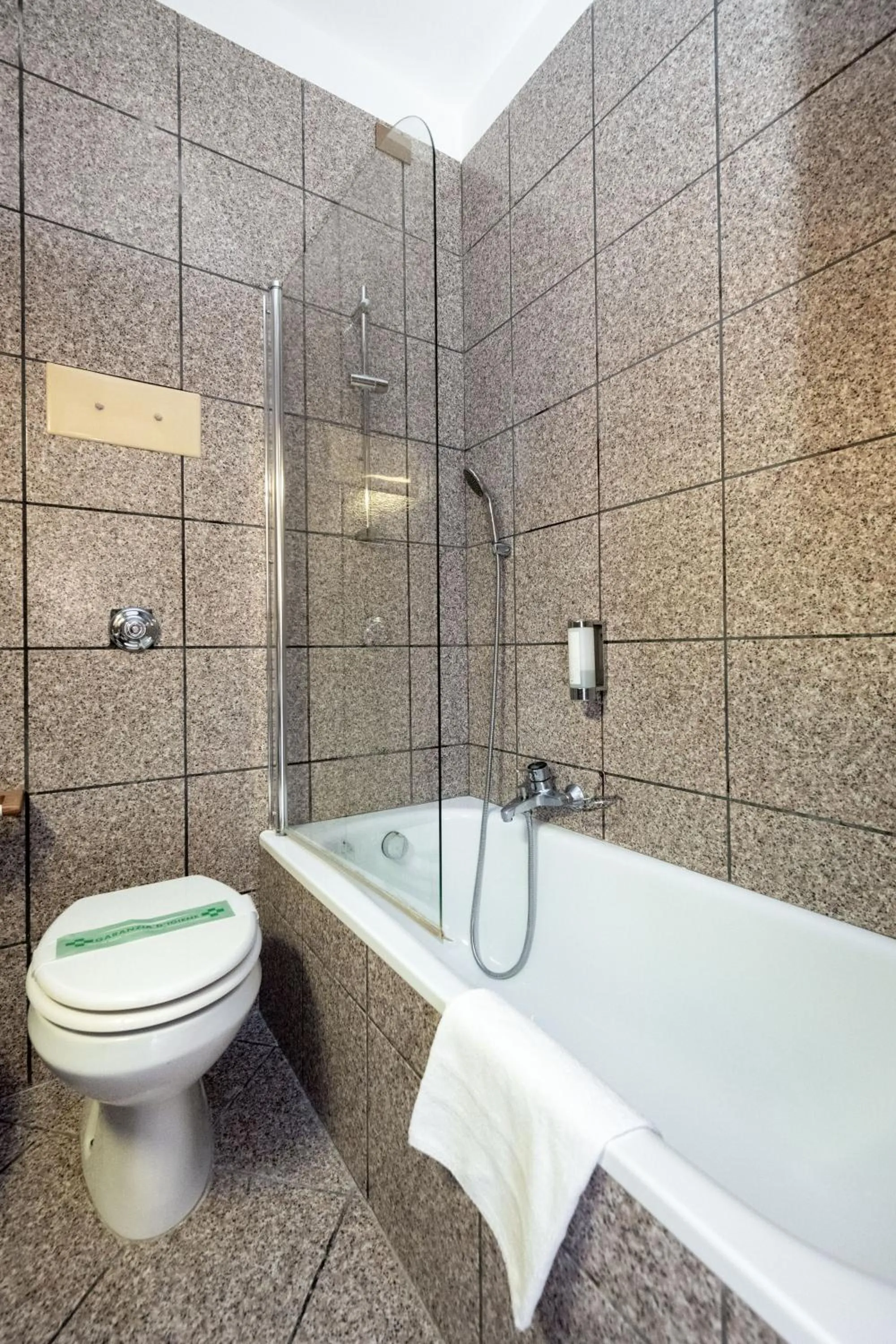 Shower in Camelia Rooms Venice Guesthouse