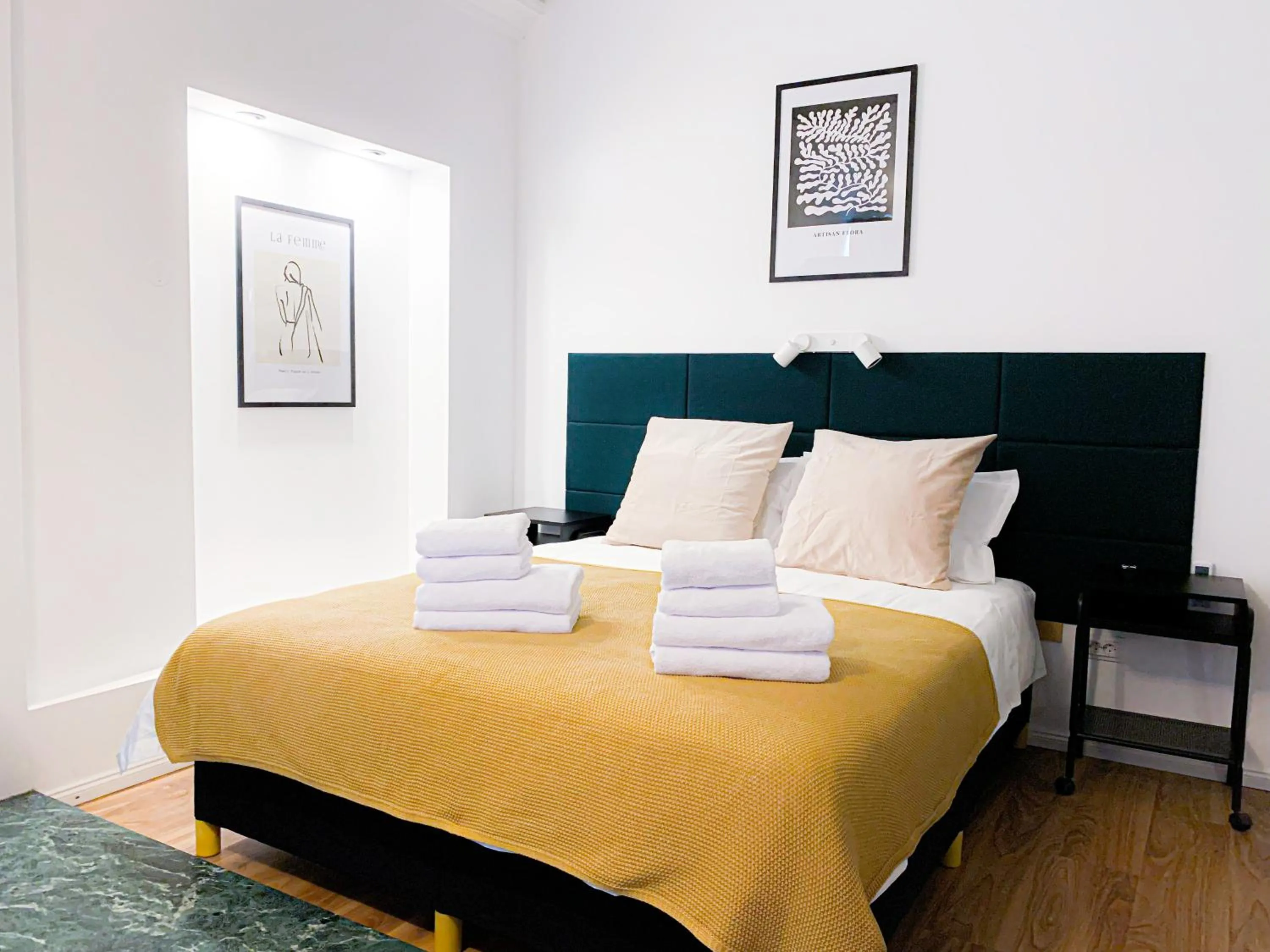 Bed in Chic Urbana: 140sqm 5-Bedroom Downtown Gem