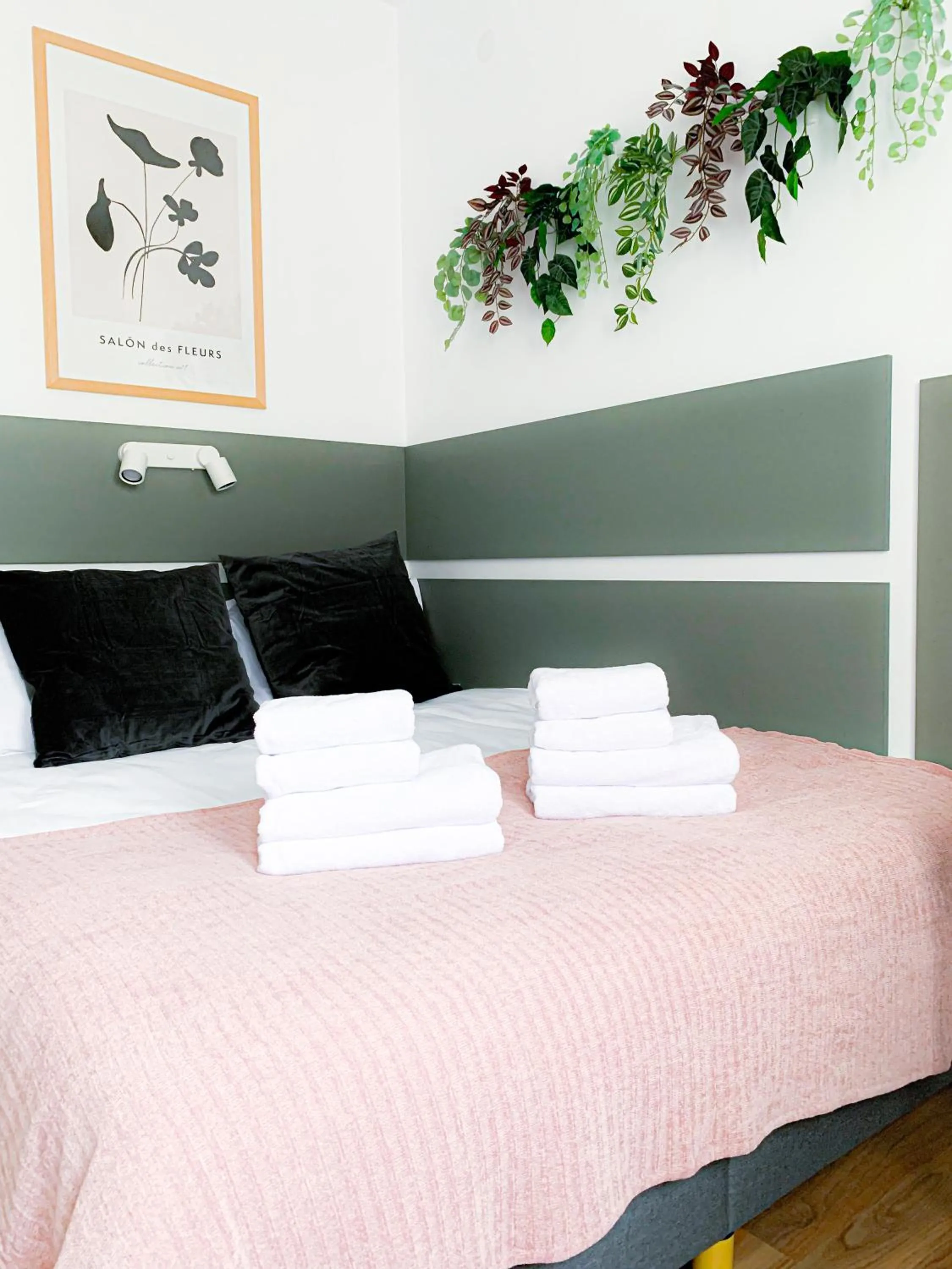 Bed in Chic Urbana: 140sqm 5-Bedroom Downtown Gem