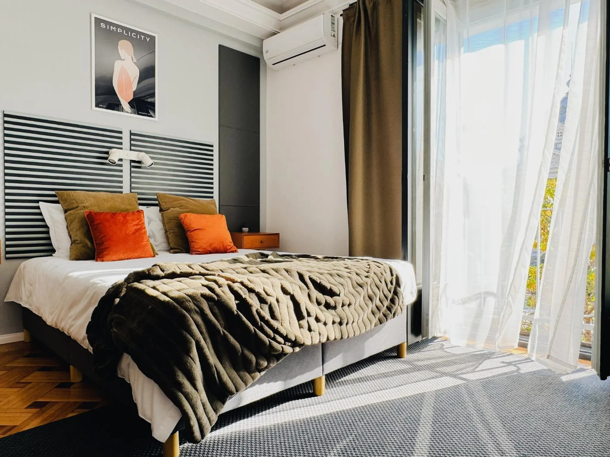 Bed in Chic Urbana: 140sqm 5-Bedroom Downtown Gem