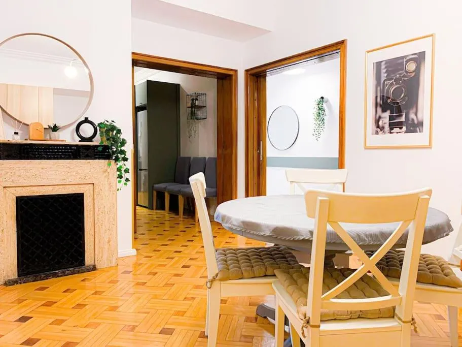 Chic Urbana: 140sqm 5-Bedroom Downtown Gem