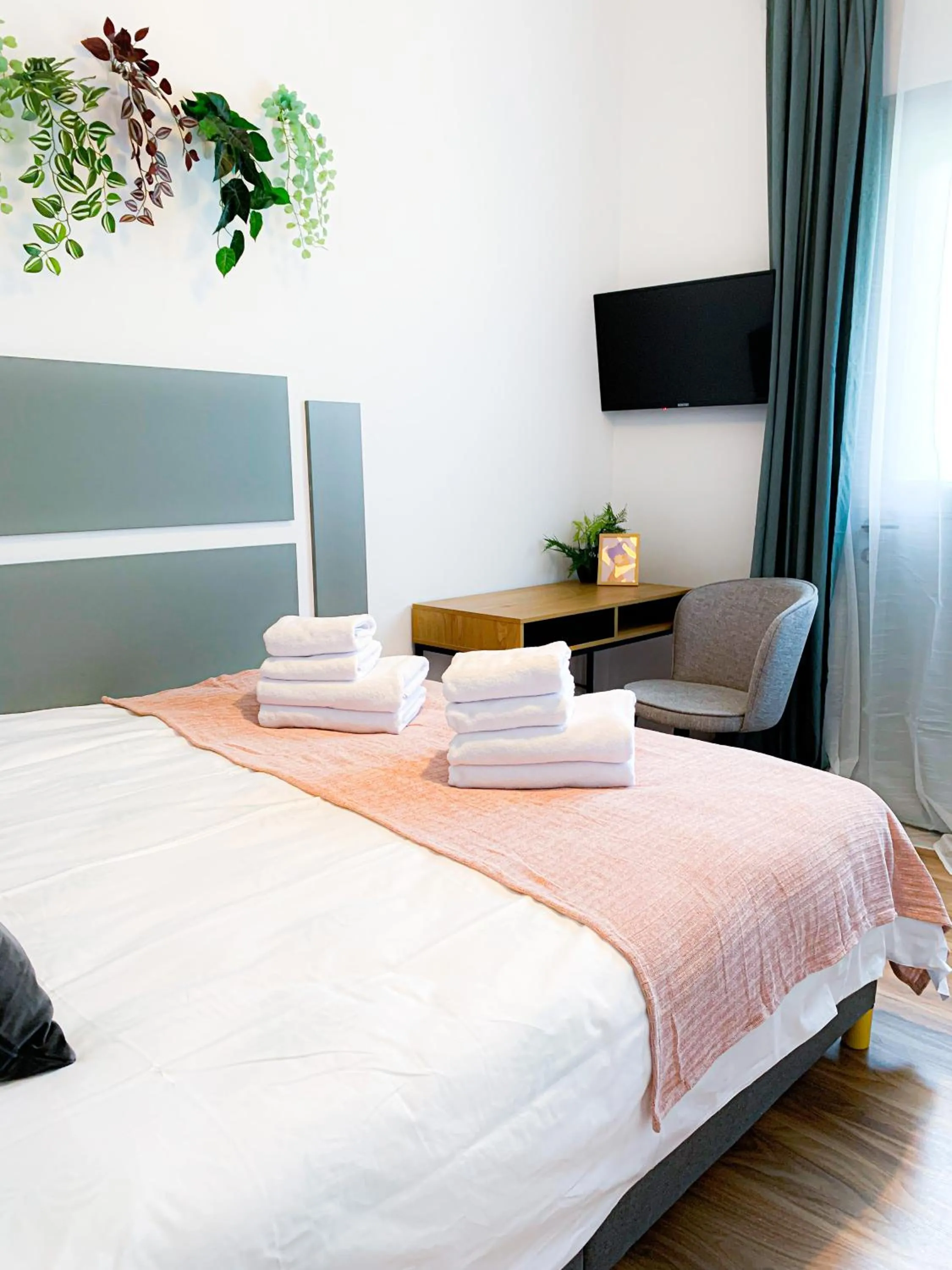 Bed in Chic Urbana: 140sqm 5-Bedroom Downtown Gem
