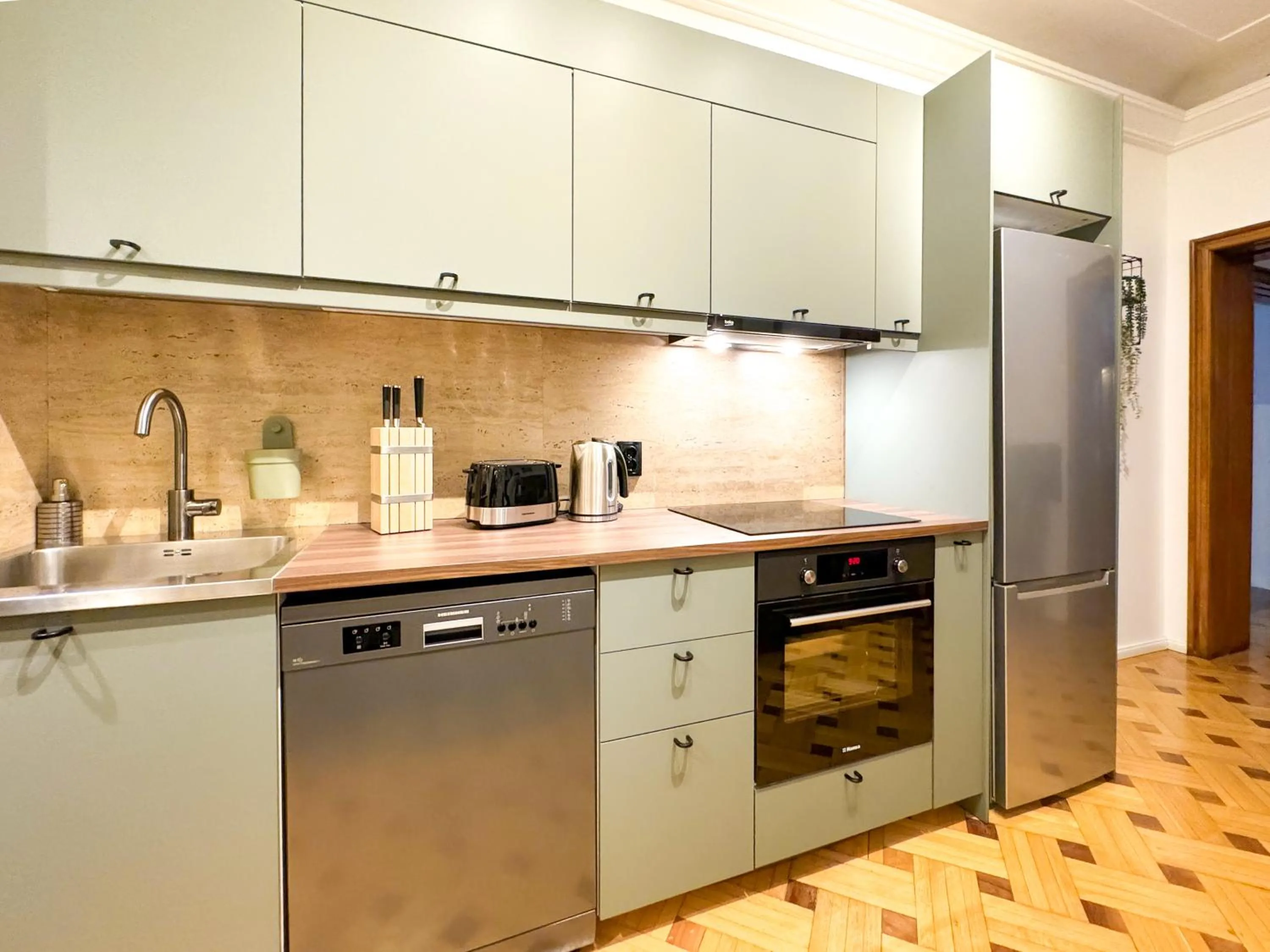 Chic Urbana: 140sqm 5-Bedroom Downtown Gem