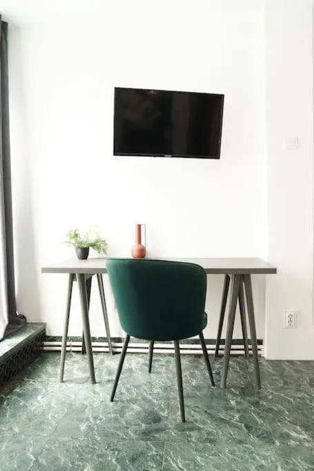 Chic Urbana: 140sqm 5-Bedroom Downtown Gem