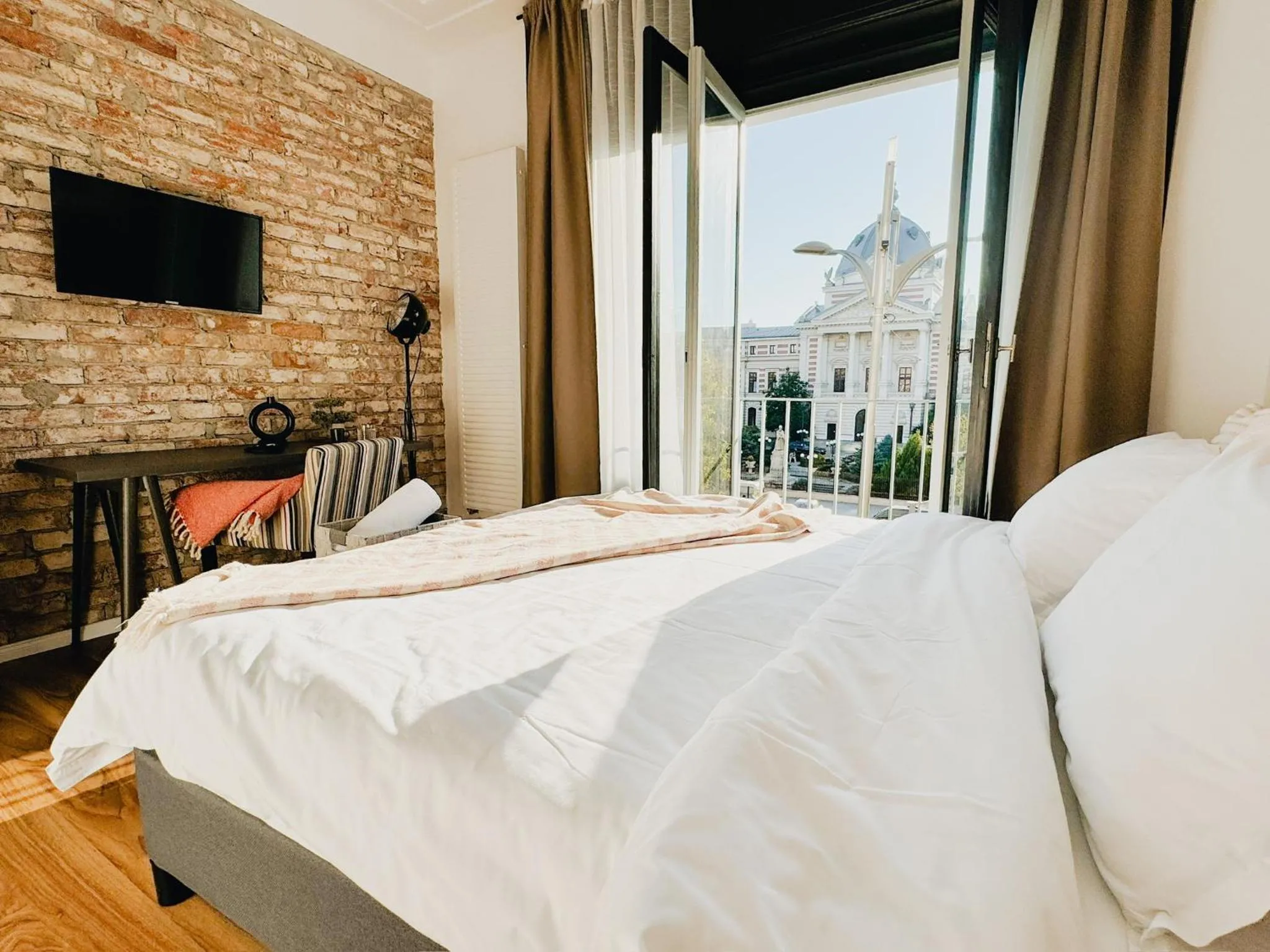 Bed in Chic Urbana: 140sqm 5-Bedroom Downtown Gem