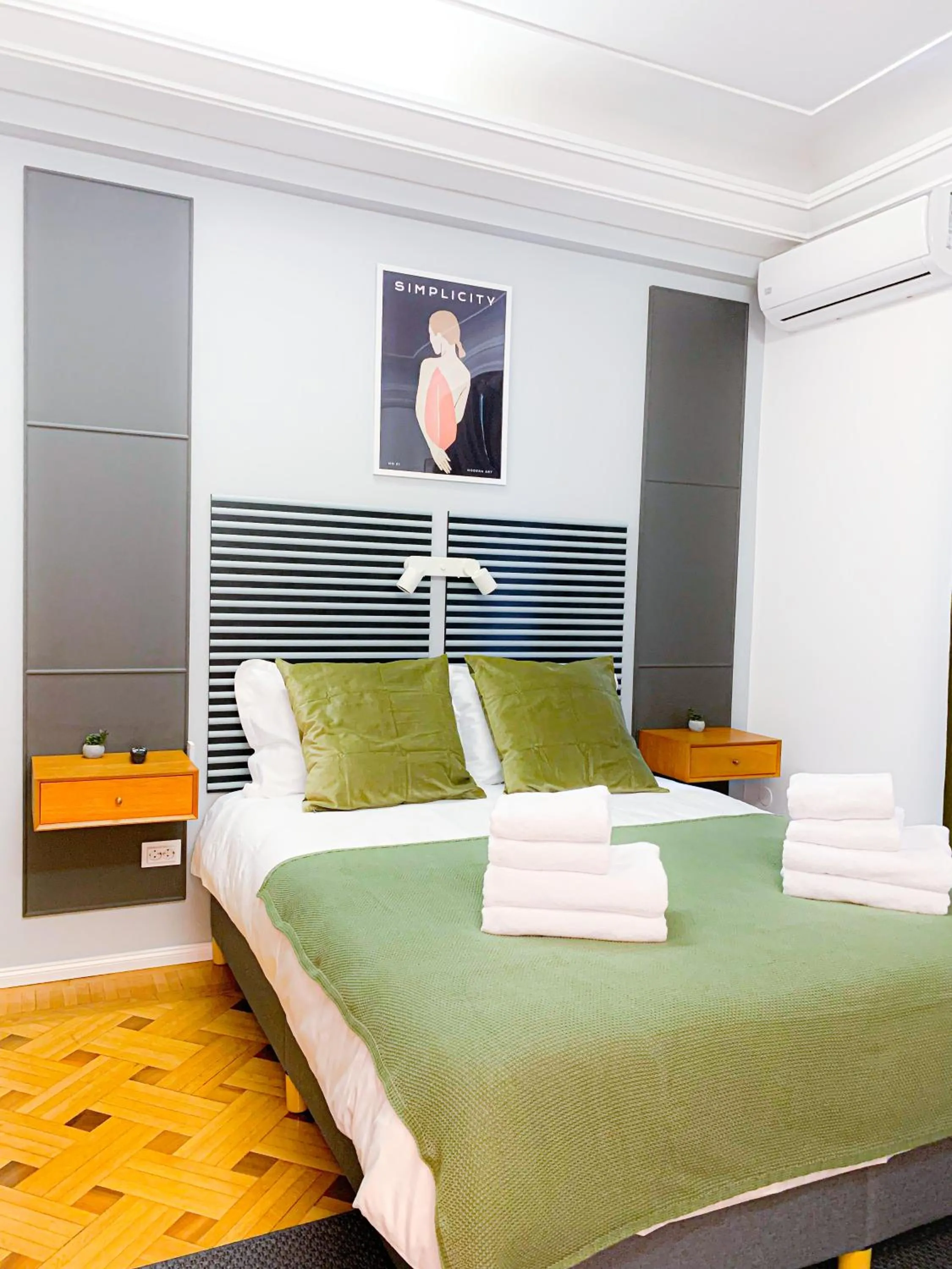 Bed in Chic Urbana: 140sqm 5-Bedroom Downtown Gem