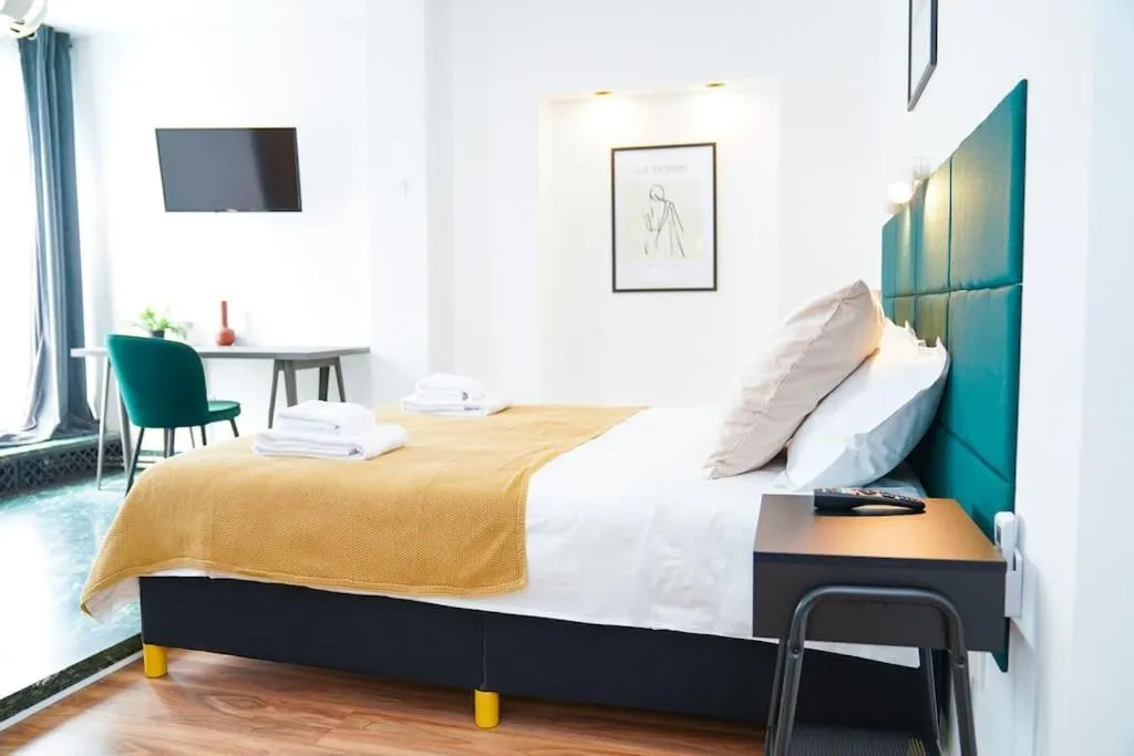Bed in Chic Urbana: 140sqm 5-Bedroom Downtown Gem