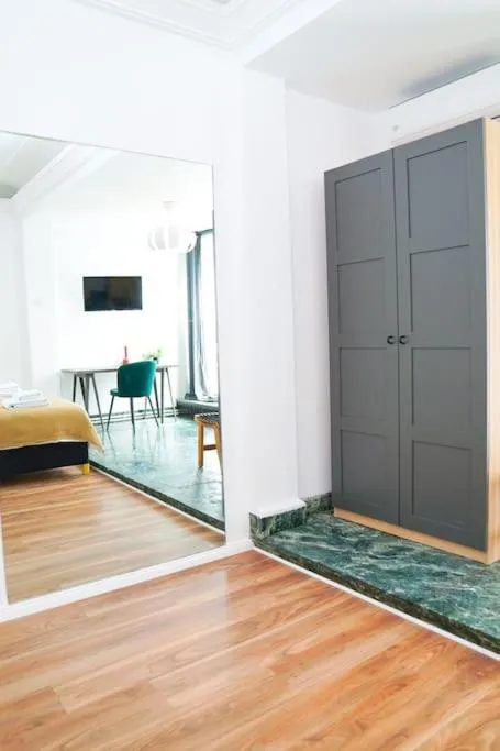 Bed in Chic Urbana: 140sqm 5-Bedroom Downtown Gem
