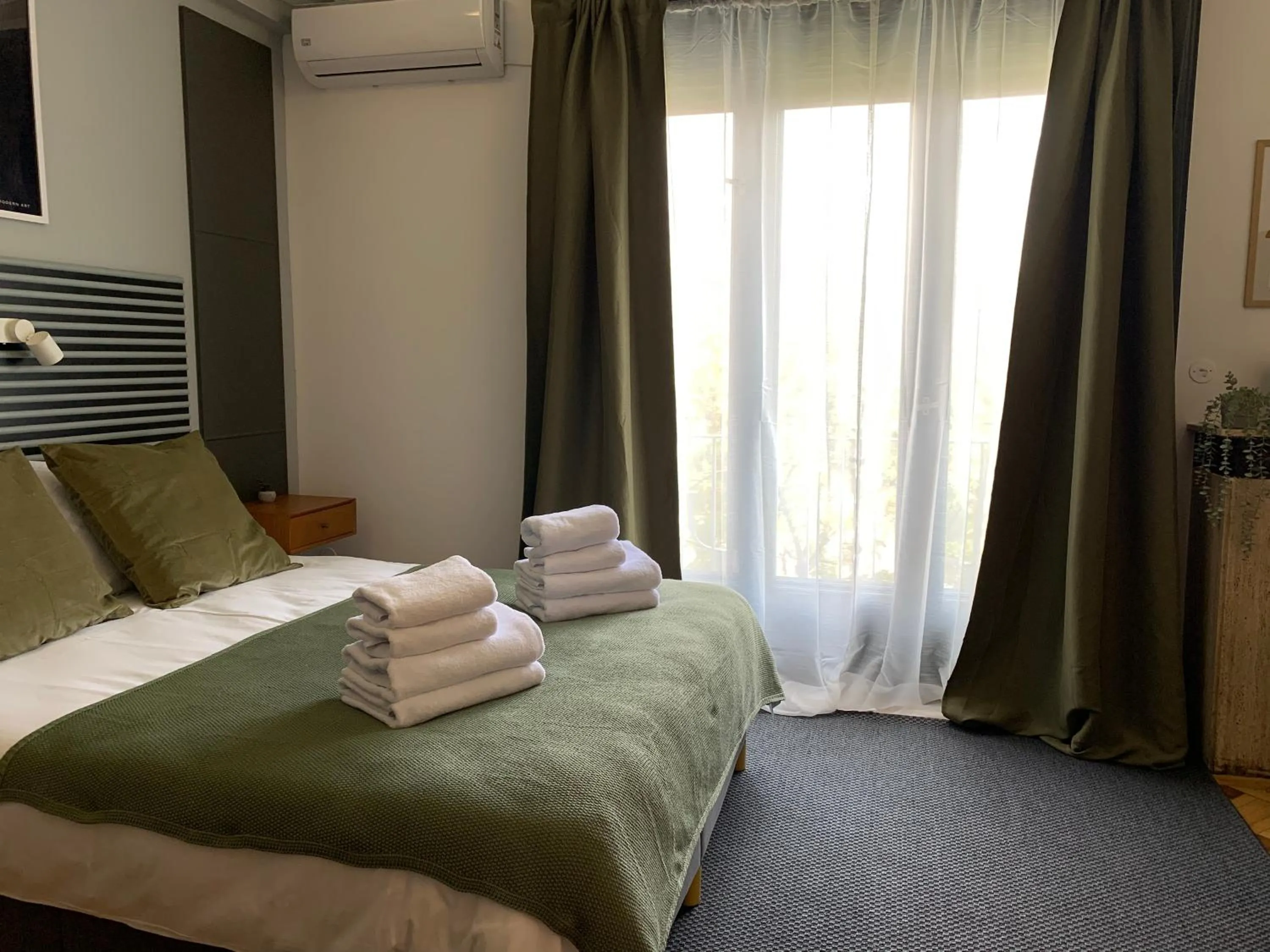Bed in Chic Urbana: 140sqm 5-Bedroom Downtown Gem