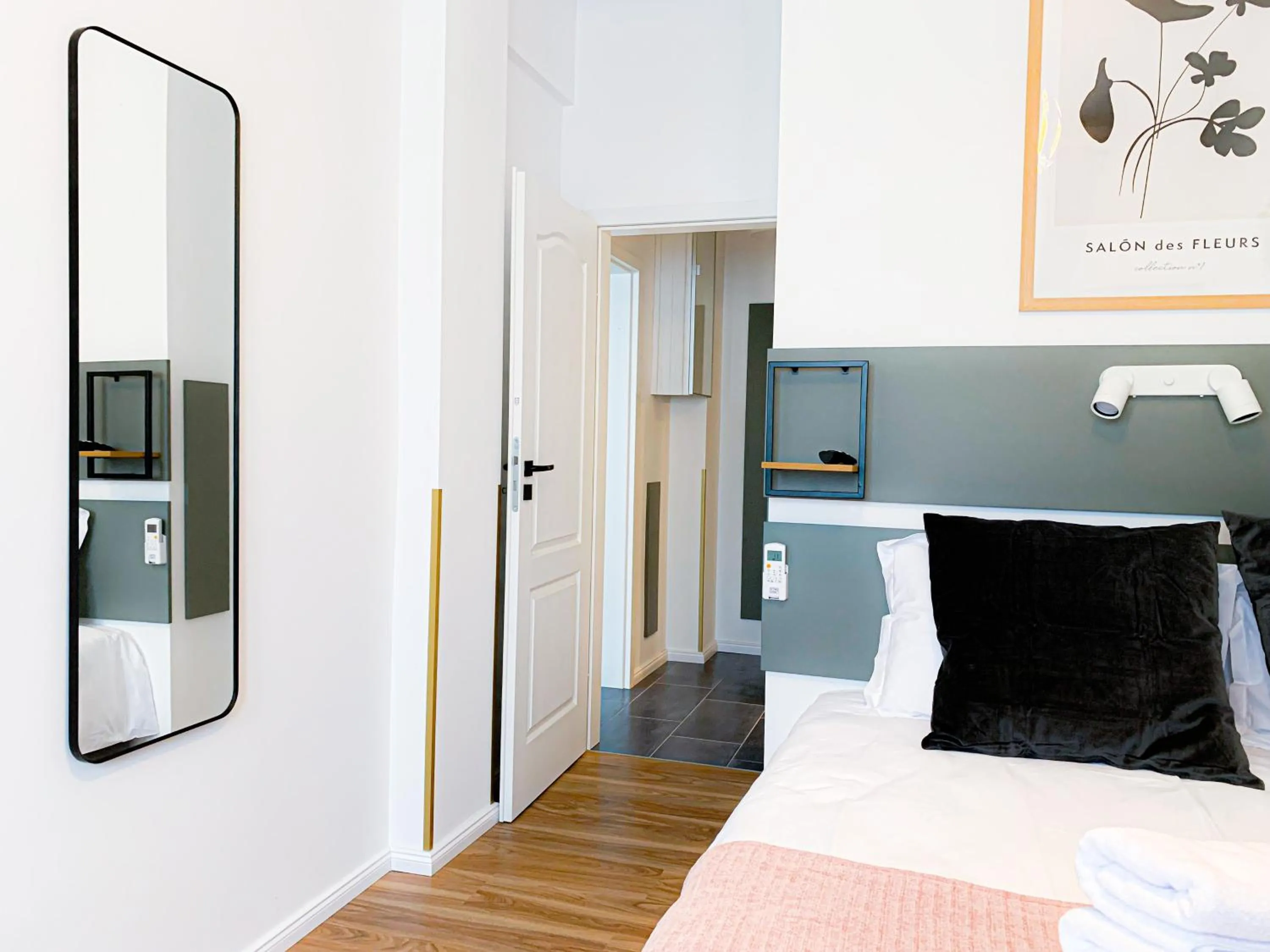 Bed in Chic Urbana: 140sqm 5-Bedroom Downtown Gem