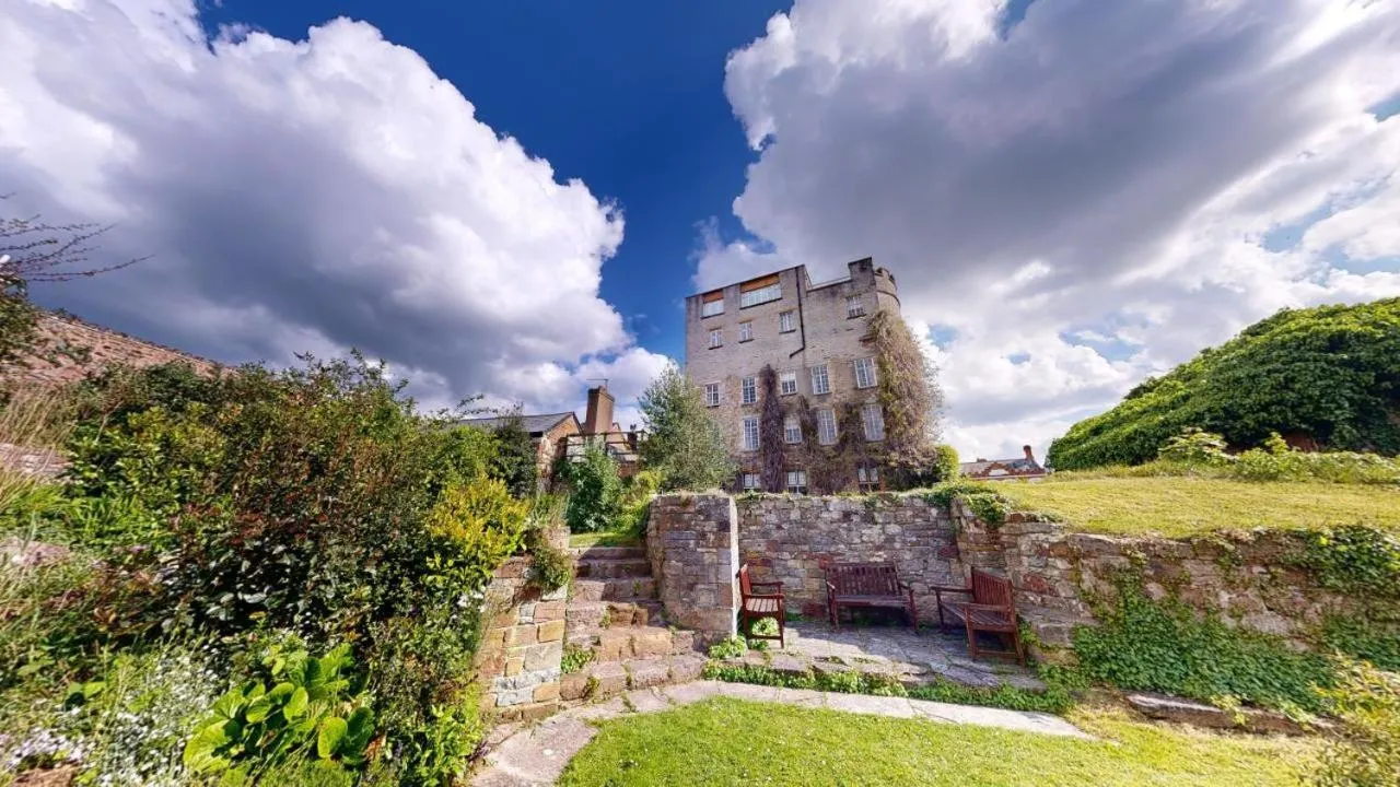 Garden in Castle Hotel