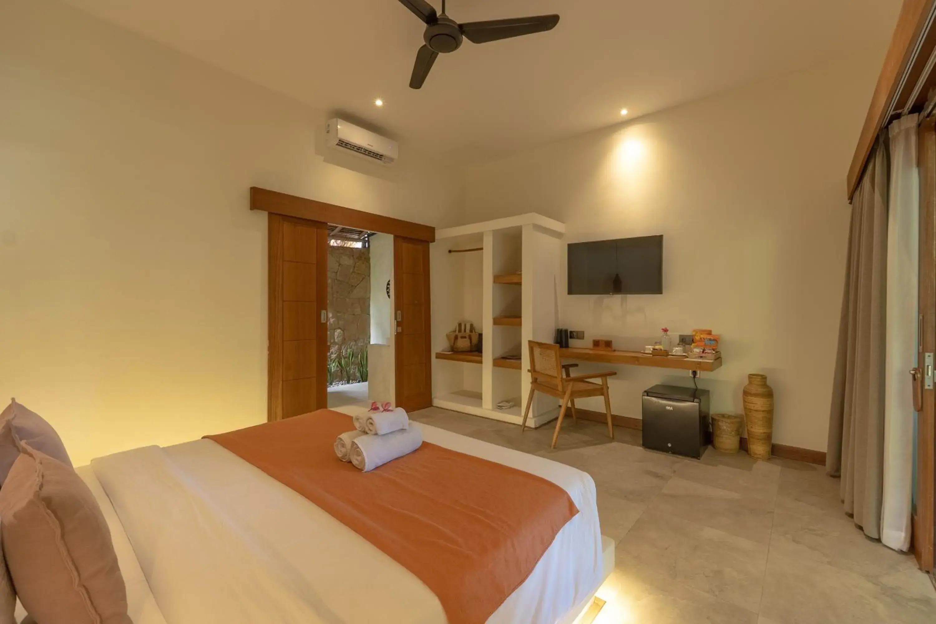 TV and multimedia, Bed in Reset Lombok Hotel TV and multimedia, Bed in Reset Lombok Hotel