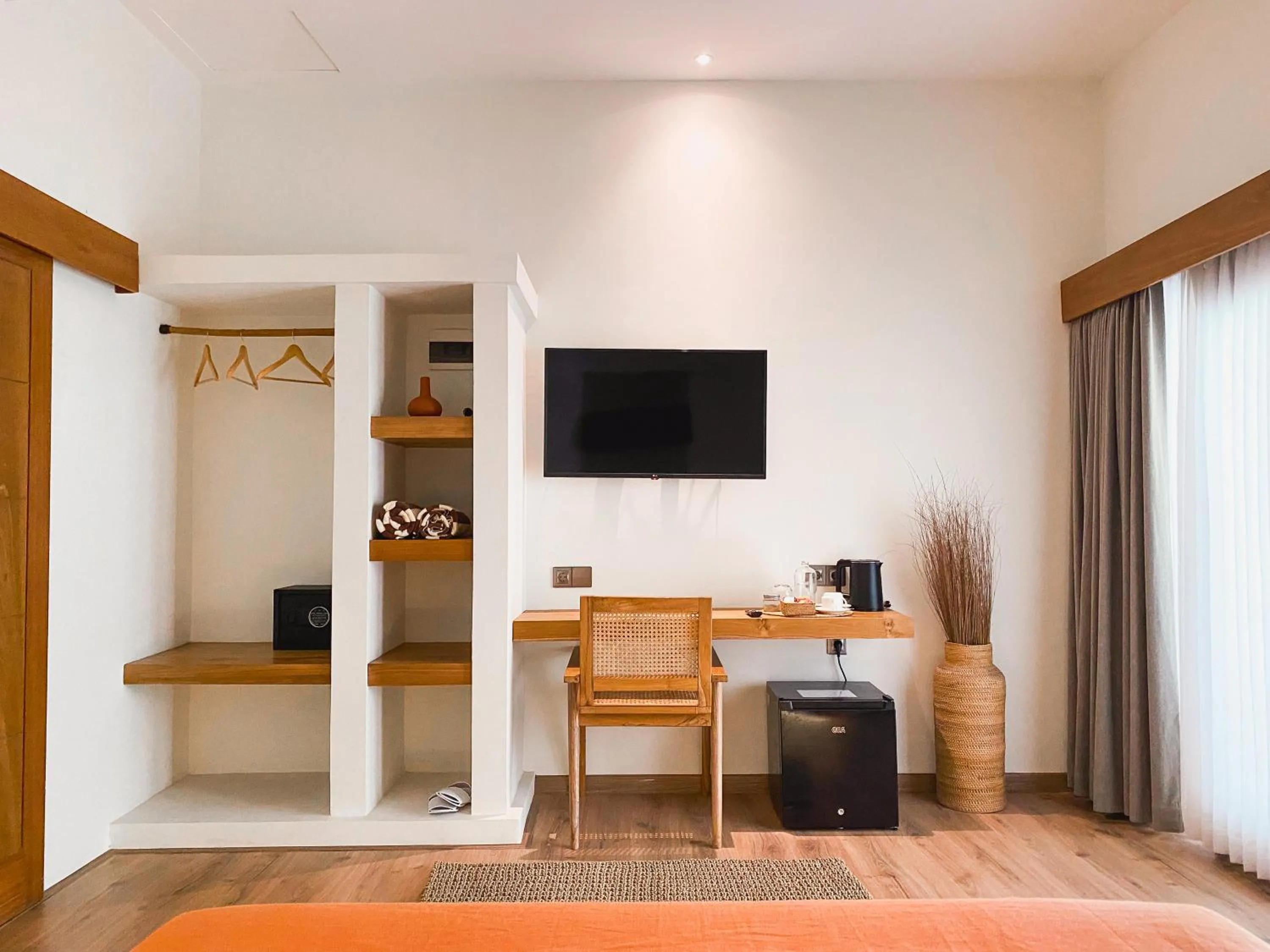 TV and multimedia in Reset Lombok Hotel