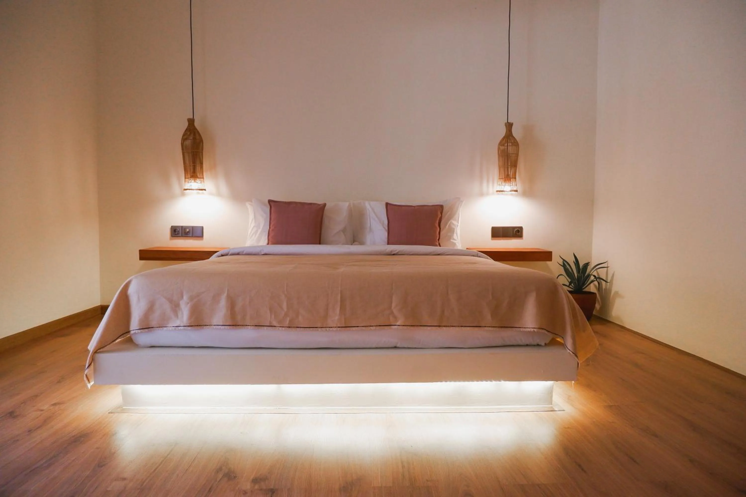 Photo of the whole room, Bed in Reset Lombok Hotel