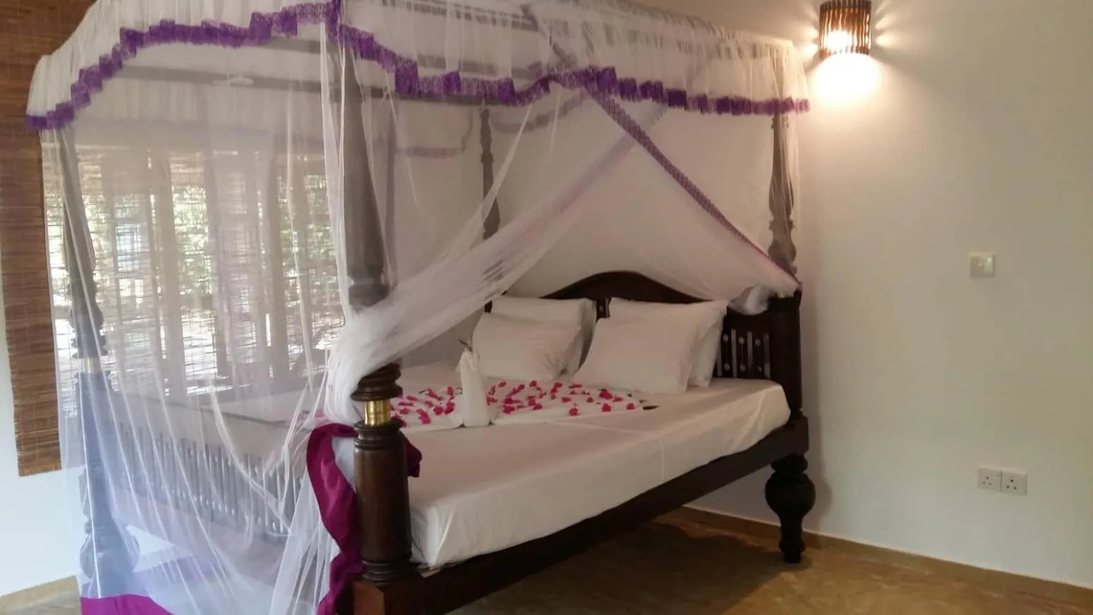 Bed in Lonely Beach Resort Tangalle